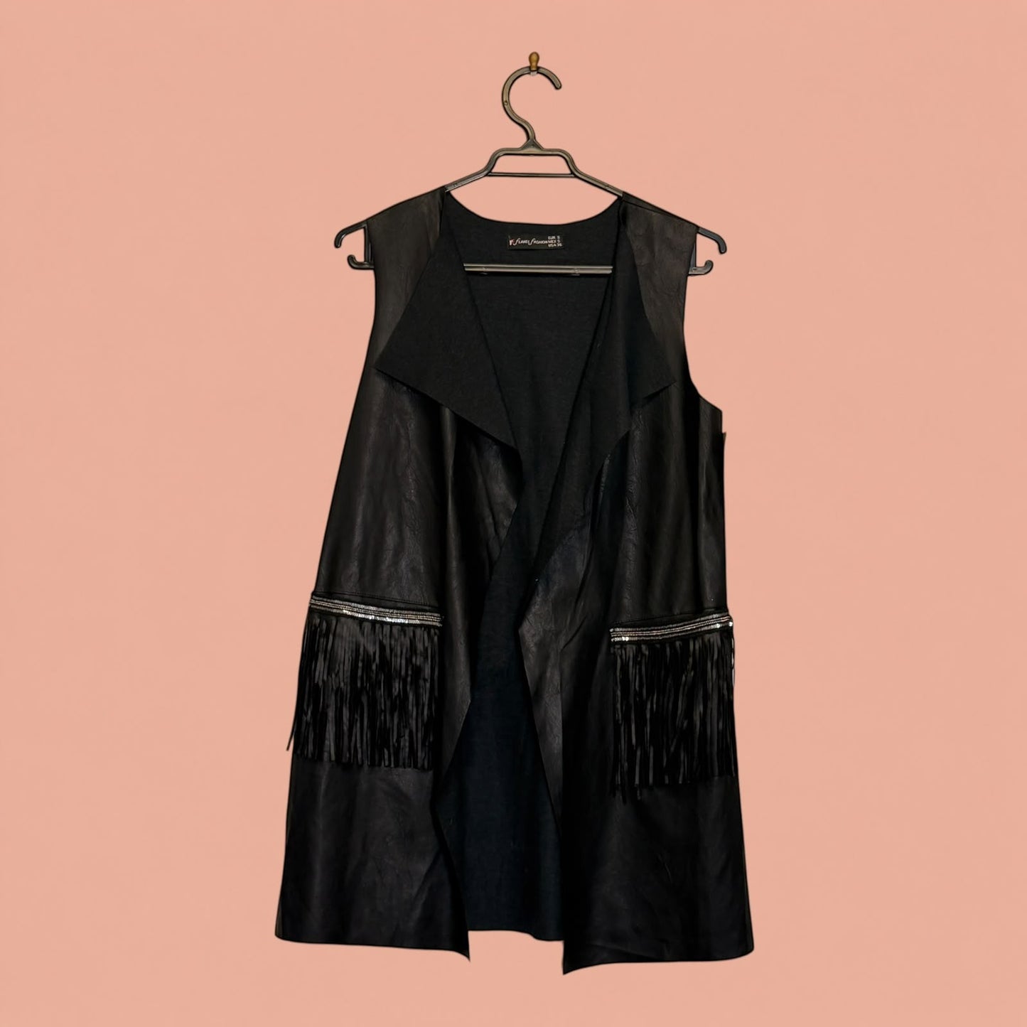 Chaleco largo de eco cuero negro con flecos en los bolsillos de Tuclosetrenovado.cl