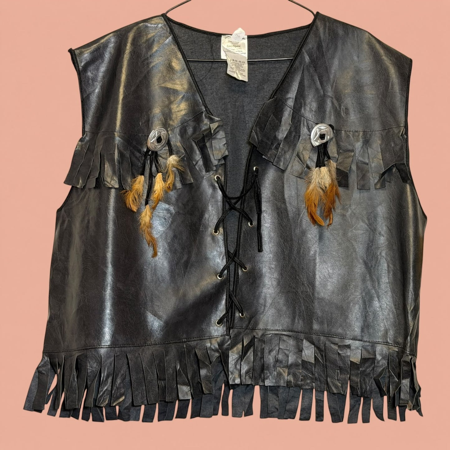 Chaleco de eco cuero negro con flecos, cordones frontales y detalles de plumas de Tuclosetrenovado.cl