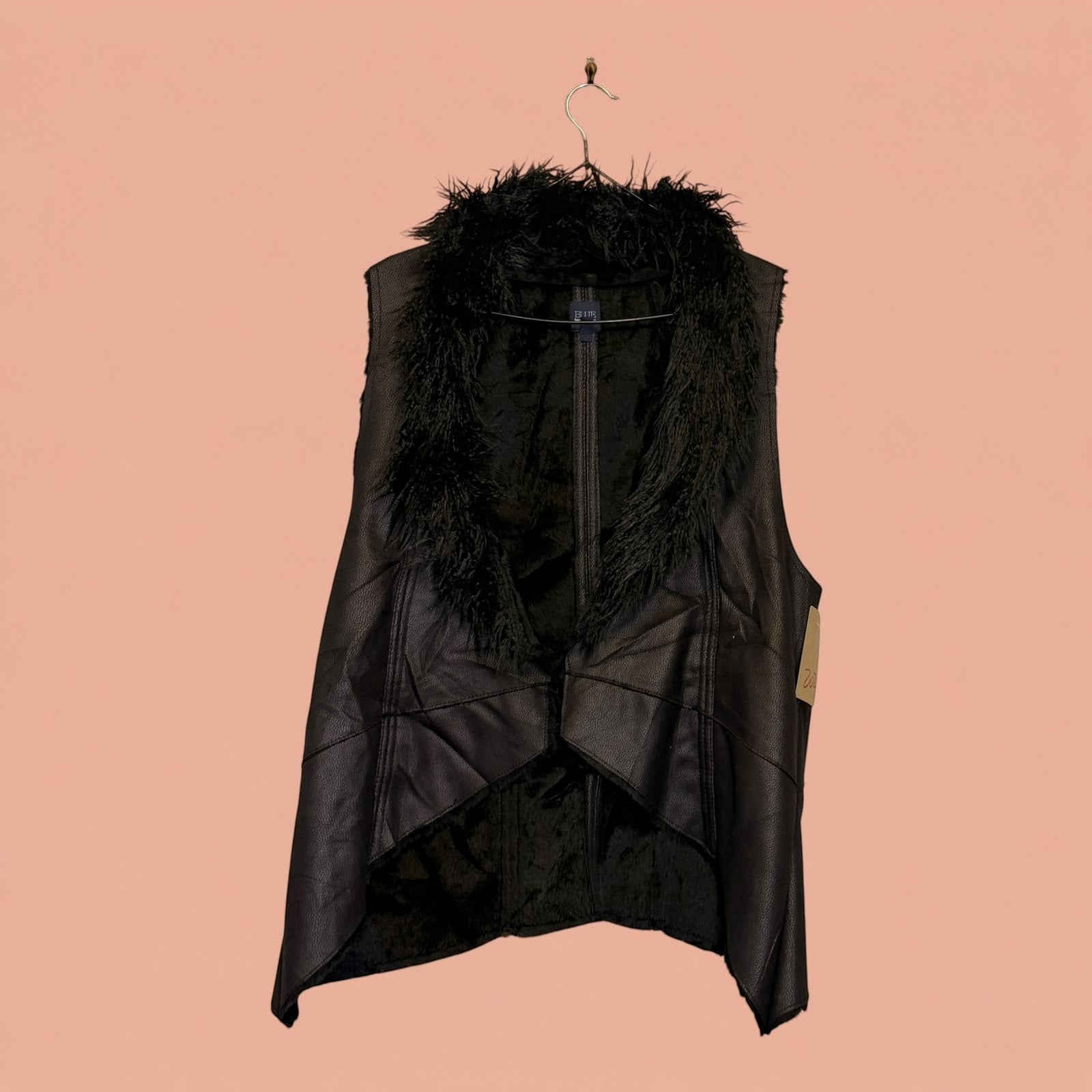 Chaleco de eco cuero negro de segunda mano con cuello de piel sintética de Tuclosetrenovado.cl