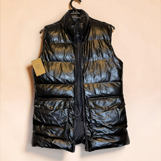 Chaleco acolchado de eco cuero negro con cierre frontal y bolsillos de Tuclosetrenovado.cl