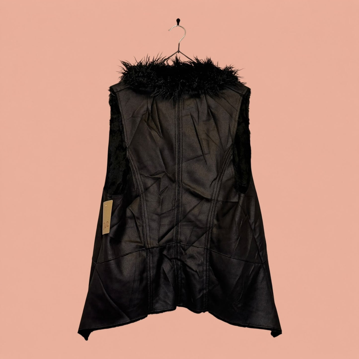 Chaleco de eco cuero negro con cuello de piel sintética de Tuclosetrenovado.cl, estilo segunda mano