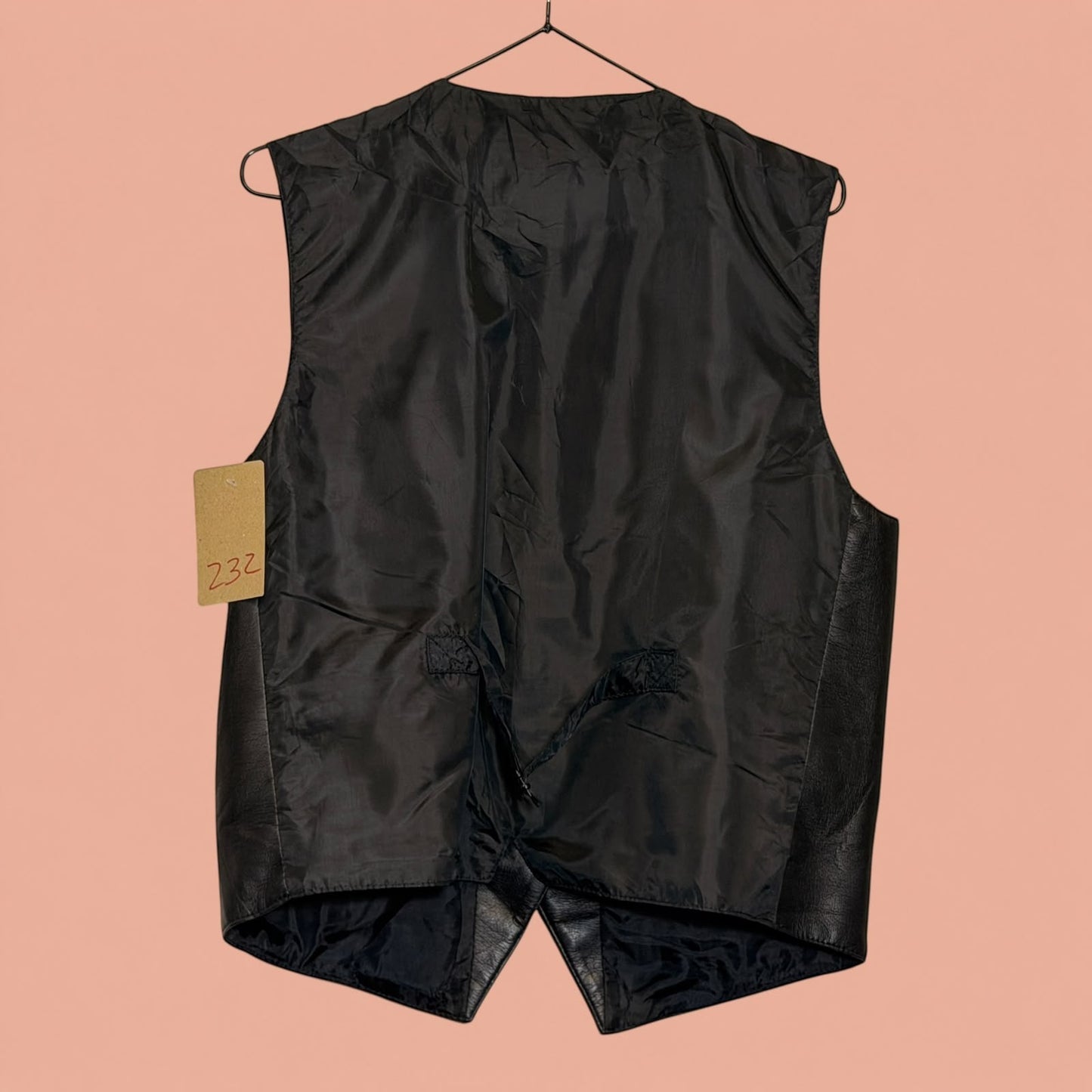 Chaleco de eco cuero negro de segunda mano de Tuclosetrenovado.cl con forro interior y etiqueta de precio