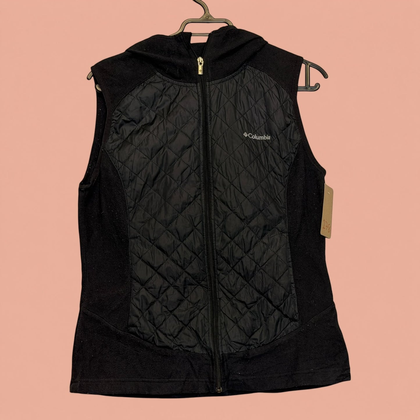Chaleco negro Columbia de Tuclosetrenovado.cl con panel frontal acolchado, cierre completo y capucha integrada.