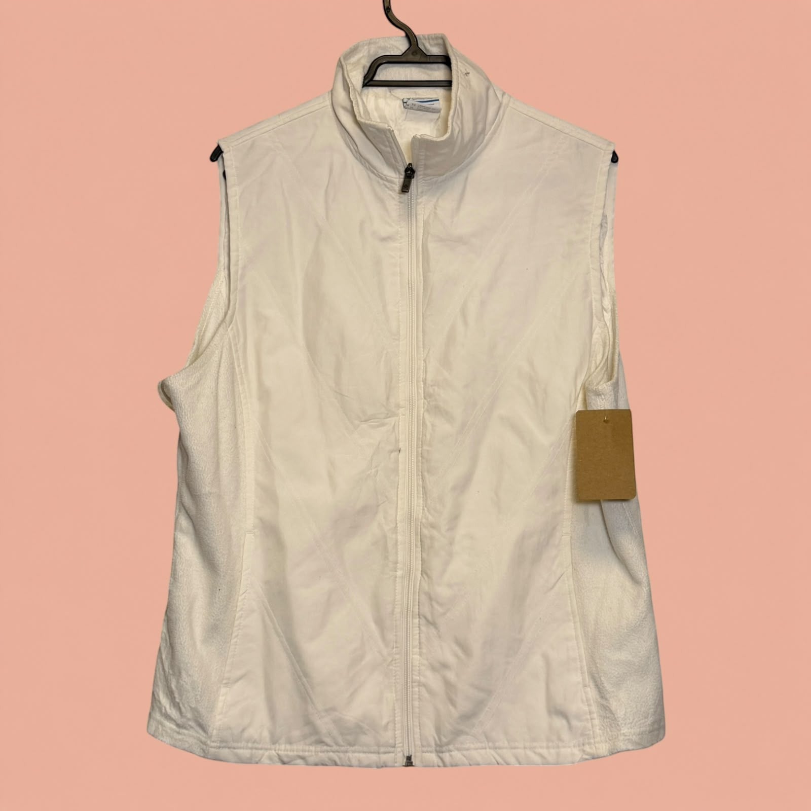 Chaleco de forro polar blanco con cremallera de Tuclosetrenovado.cl, prenda de segunda mano estilo casual.