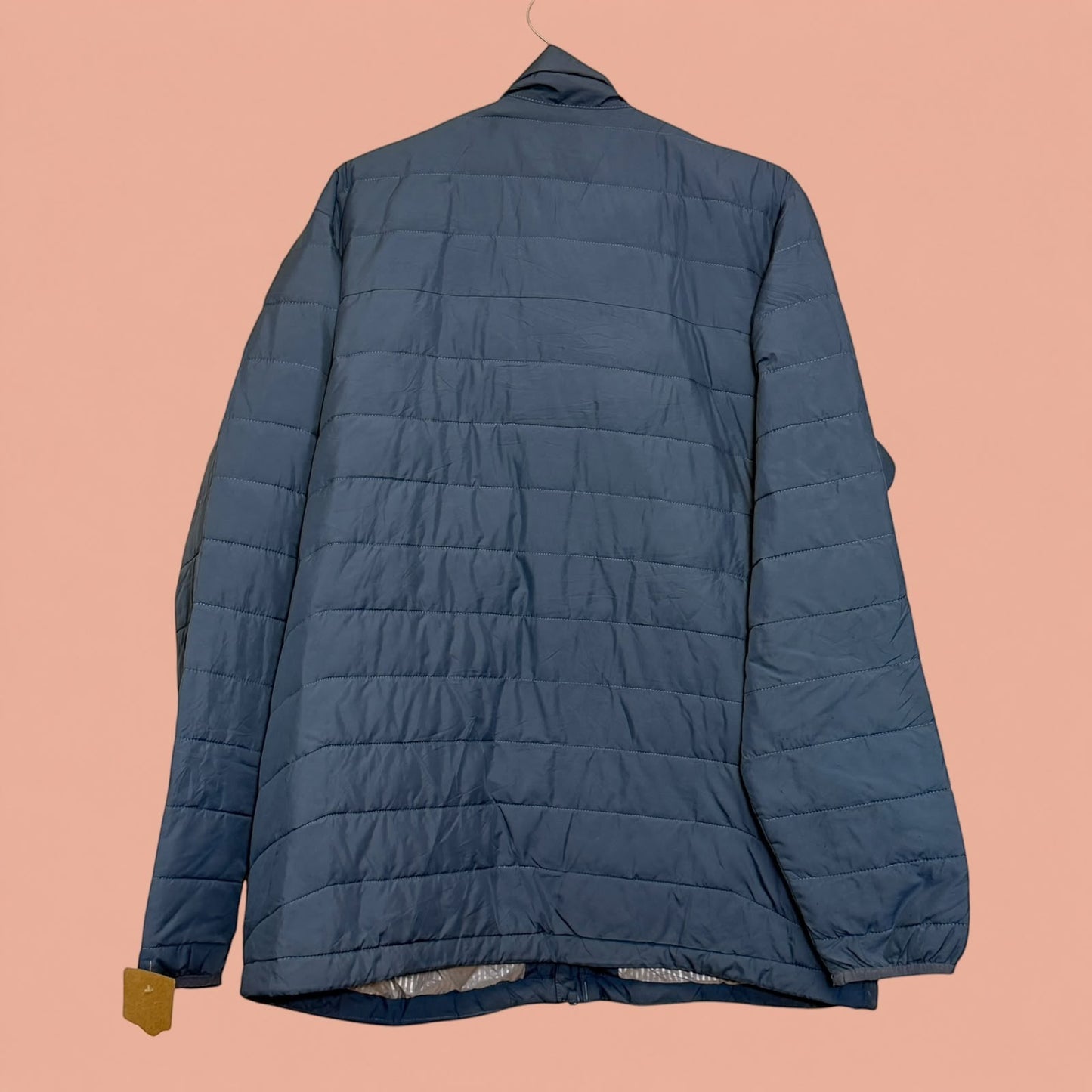 Chaqueta acolchada azul de segunda mano de Tuclosetrenovado.cl, vista trasera de plumífero ligero con cremallera
