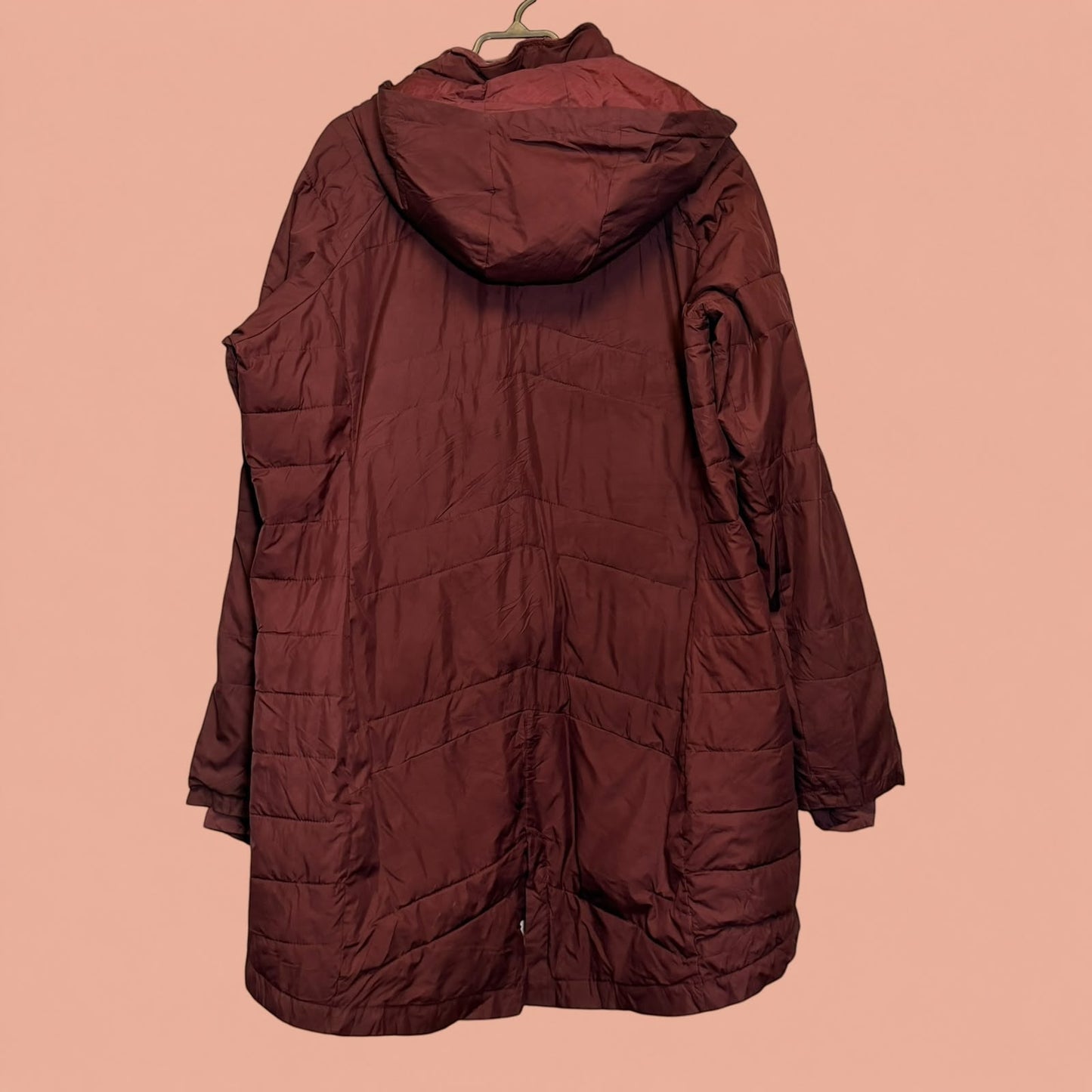 Chaqueta acolchada color burdeos con capucha de Tuclosetrenovado.cl, vista trasera de abrigo térmico de segunda mano.