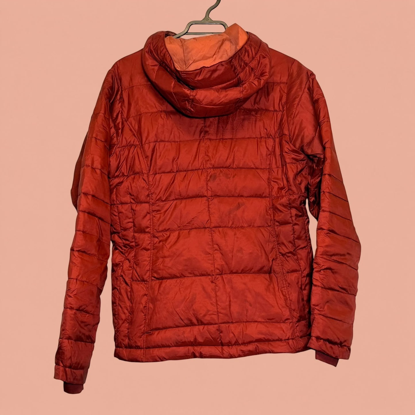 Chaqueta acolchada roja con capucha de Tuclosetrenovado.cl, diseño ligero ideal para actividades al aire libre