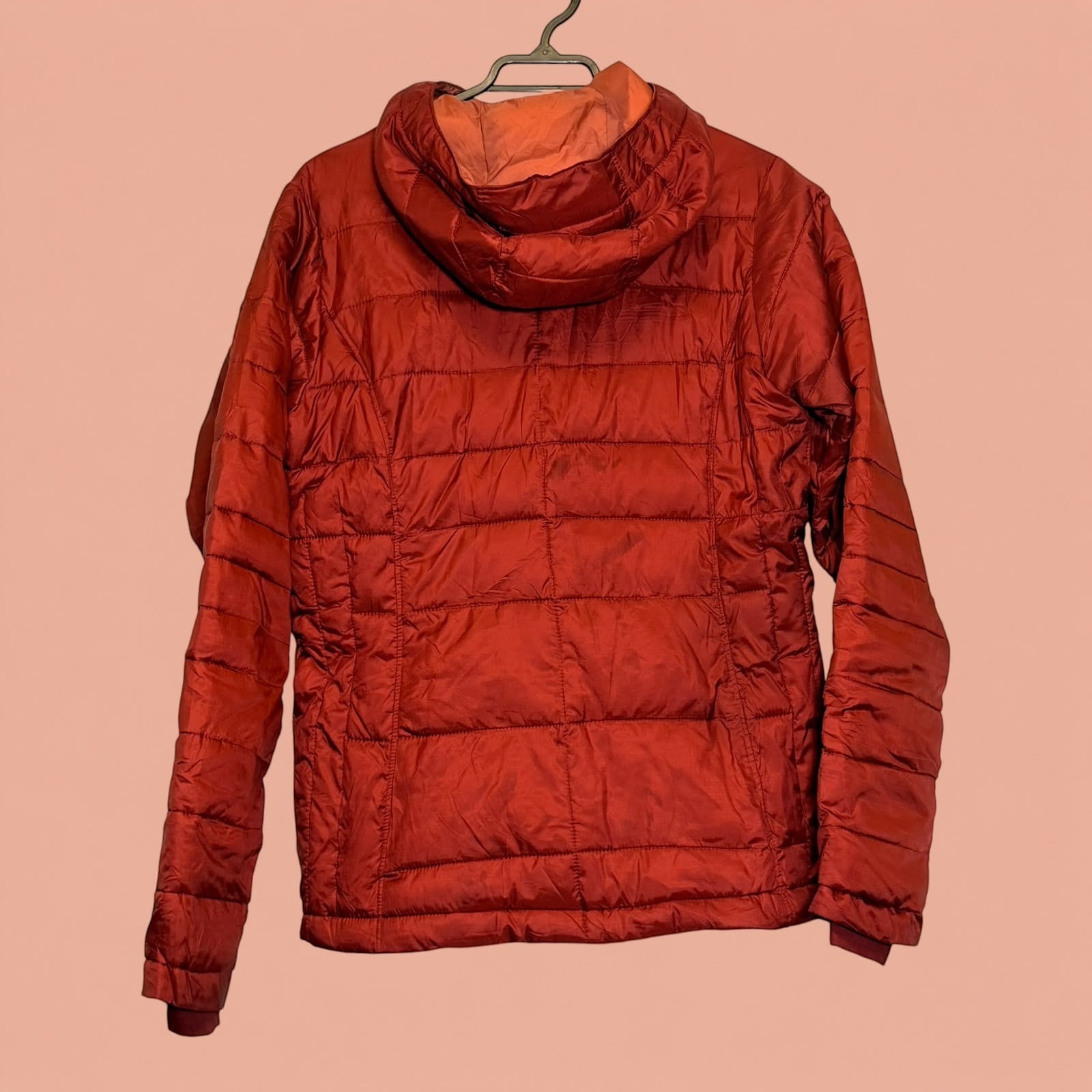 Chaqueta acolchada roja con capucha de Tuclosetrenovado.cl, diseño ligero ideal para actividades al aire libre