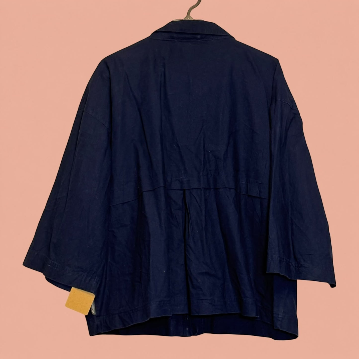 Chaqueta azul marino de segunda mano de Tuclosetrenovado.cl con corte holgado y mangas tres cuartos