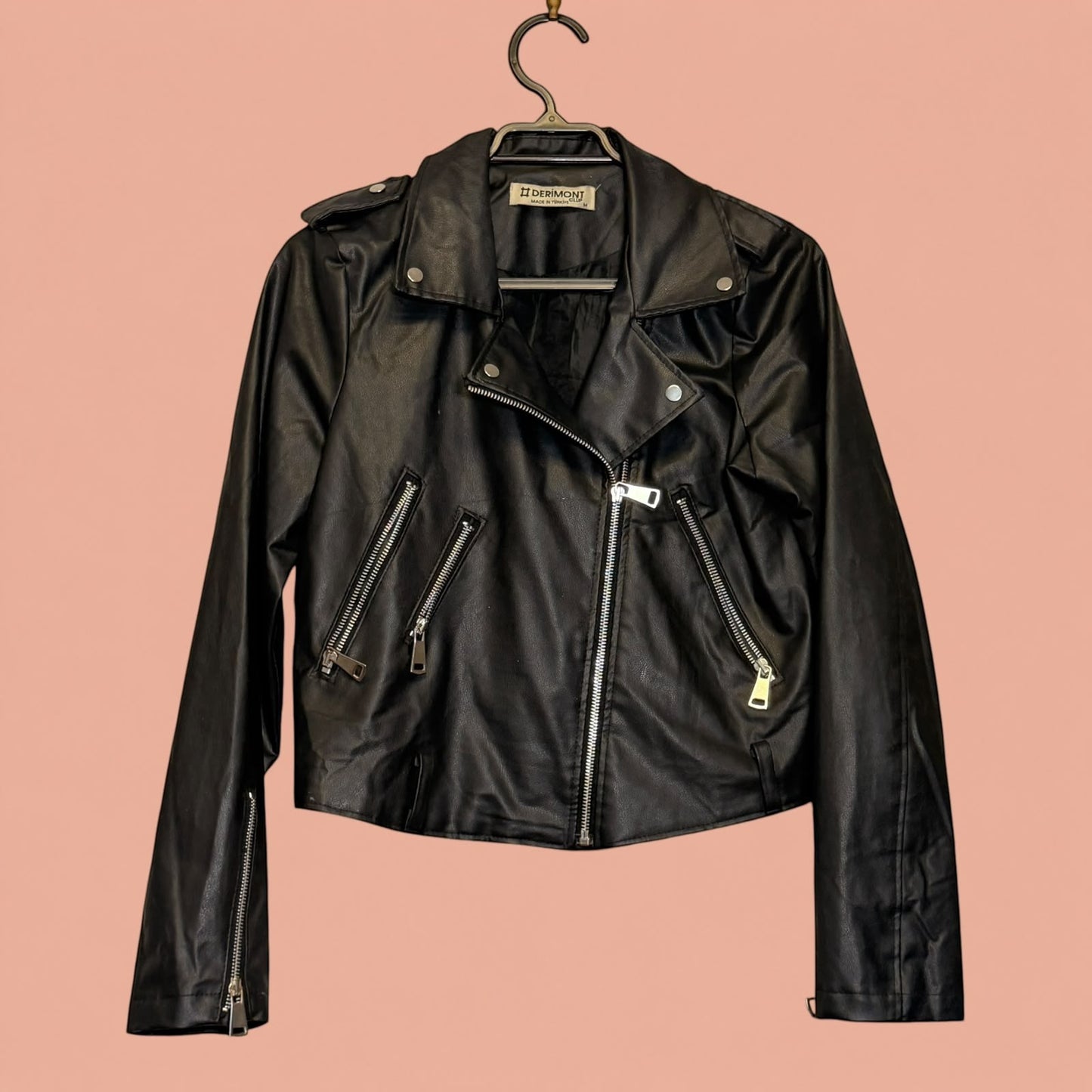Chaqueta de cuero ecológico negra estilo biker con cremalleras metálicas de Tuclosetrenovado.cl