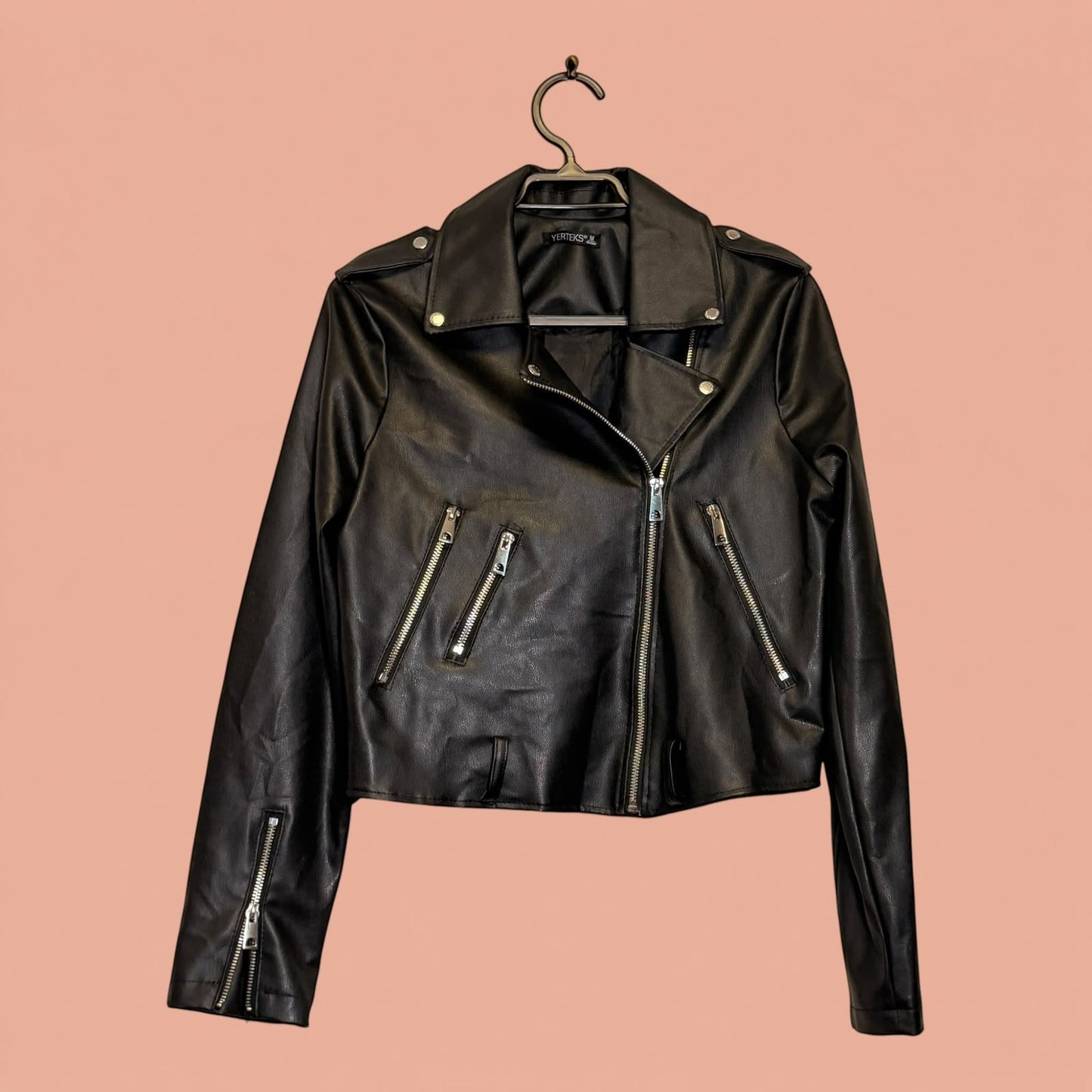 Chaqueta biker de eco cuero negro de Tuclosetrenovado.cl con cremalleras metálicas y solapas clásicas