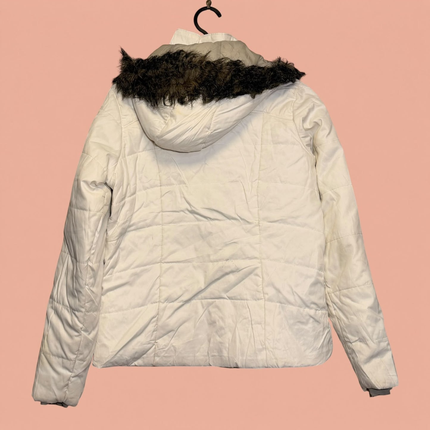 Chaqueta acolchada blanca de segunda mano Tuclosetrenovado.cl con capucha y borde de piel sintética