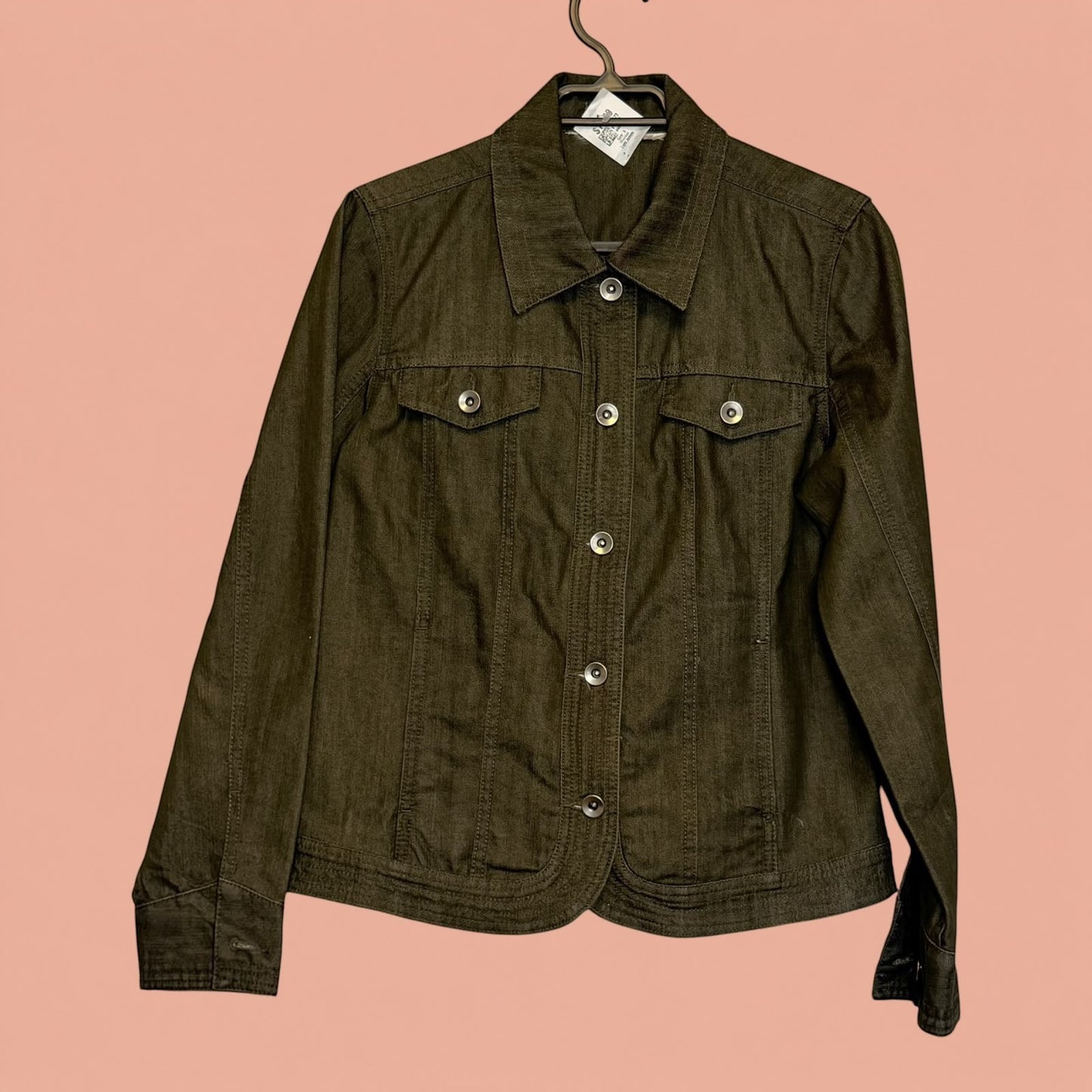 Chaqueta tipo blazer de mezclilla color verde oliva de Tuclosetrenovado.cl con botones frontales y bolsillos