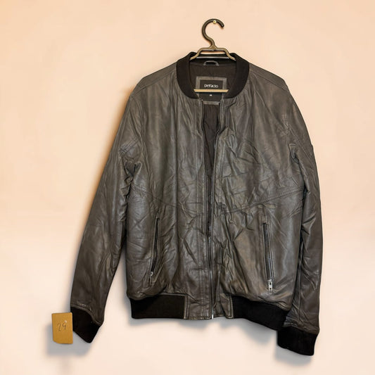 Chaqueta bomber de eco cuero gris de Tuclosetrenovado.cl con cierre frontal y puños acanalados negros