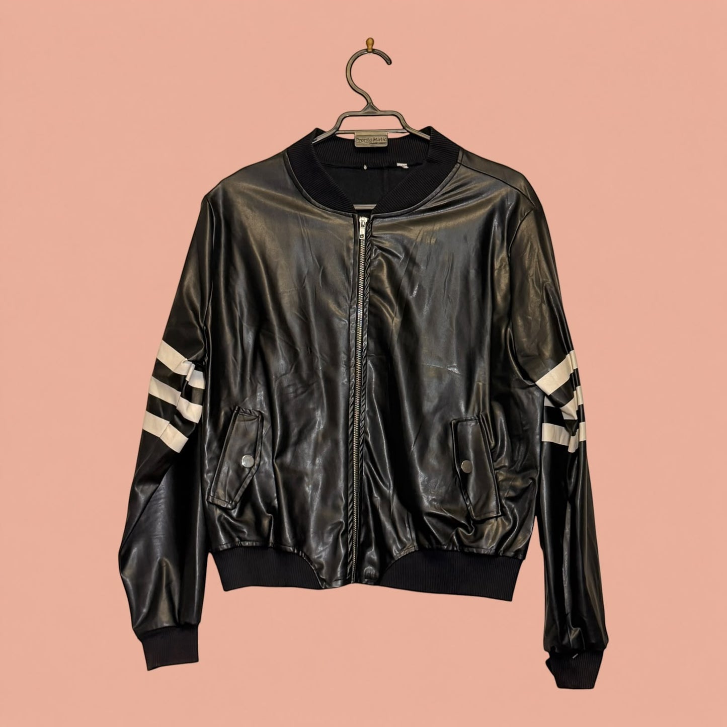 Chaqueta bomber de eco cuero negro con rayas blancas en las mangas de Tuclosetrenovado.cl