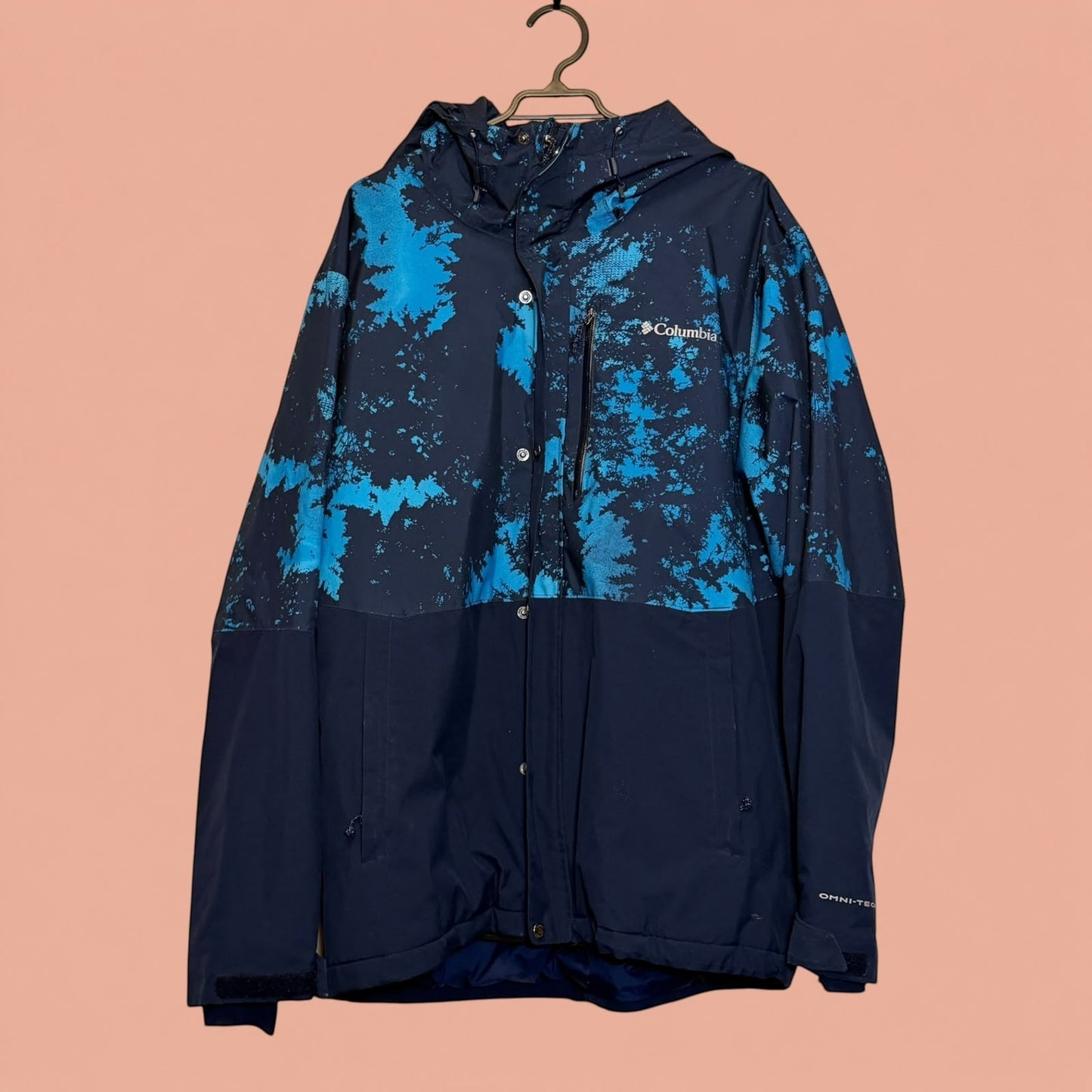 Chaqueta Columbia de Tuclosetrenovado.cl azul marino con estampado de camuflaje azul brillante y tecnología Omni-Tech