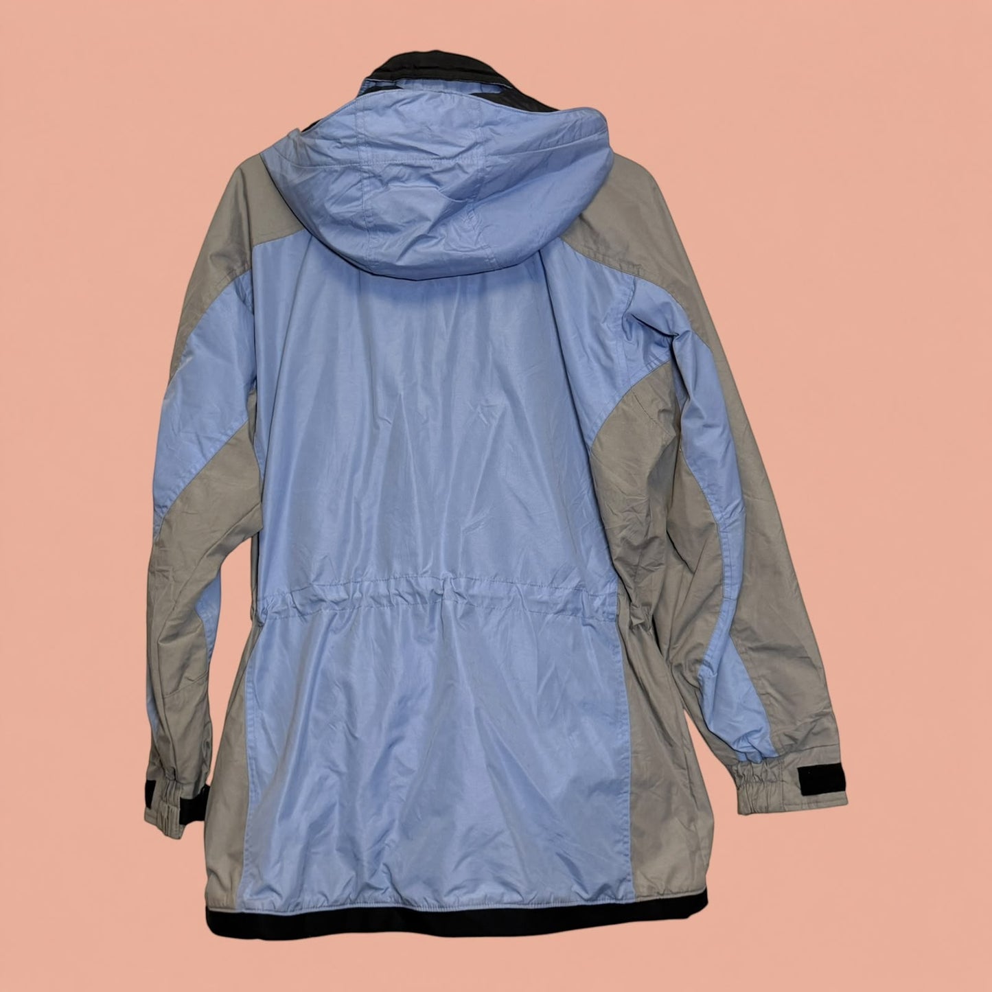Chaqueta Columbia de segunda mano en Tuclosetrenovado.cl, diseño con capucha en tonos azul claro y gris