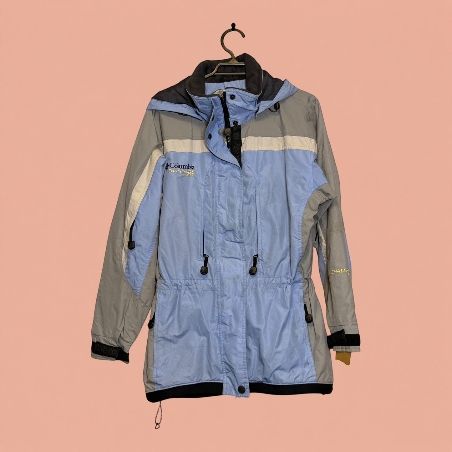 Chaqueta Columbia de segunda mano en tonos azul y gris con capucha y cierre frontal, disponible en Tuclosetrenovado.cl