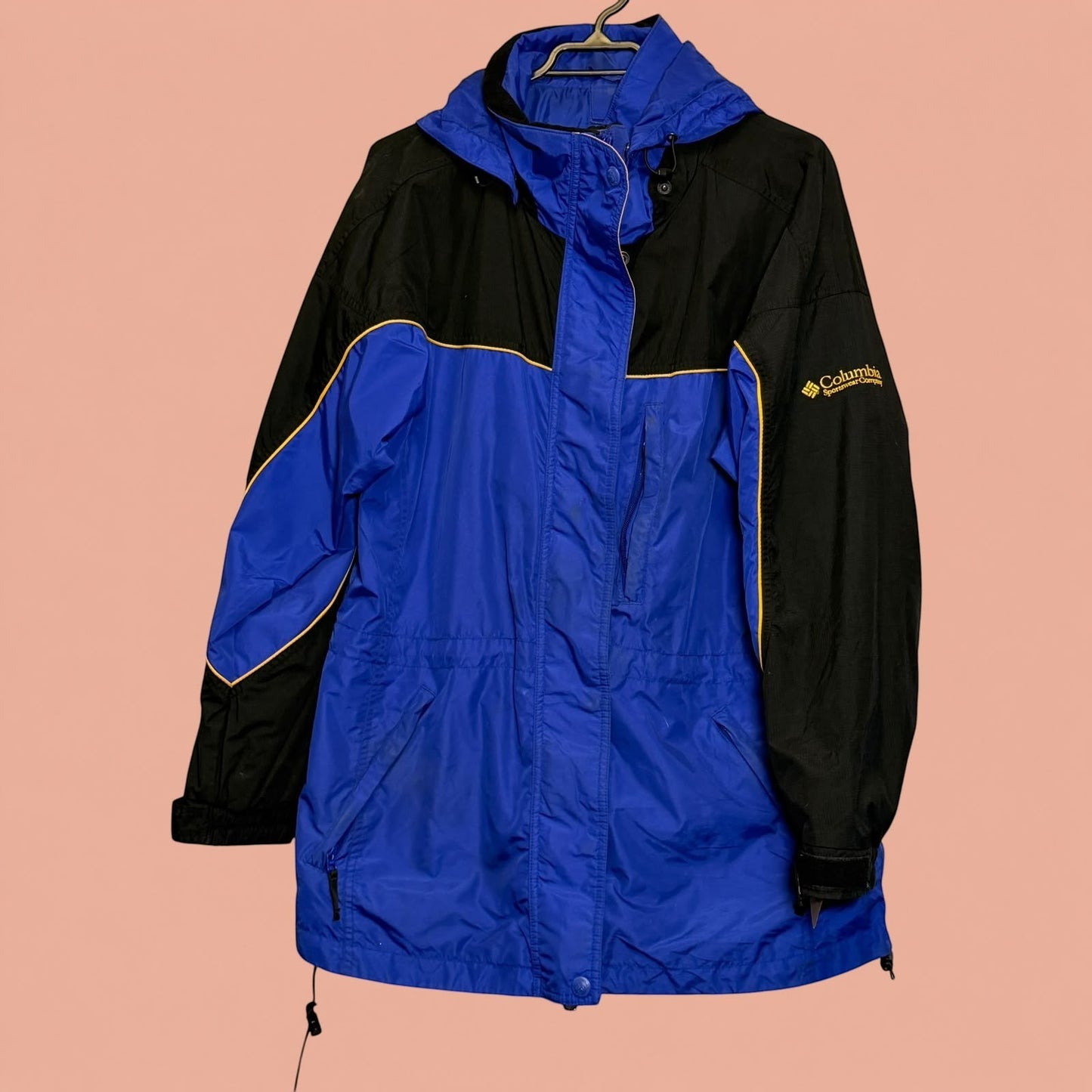 Chaqueta impermeable Columbia de Tuclosetrenovado.cl en azul y negro con capucha y detalles en amarillo