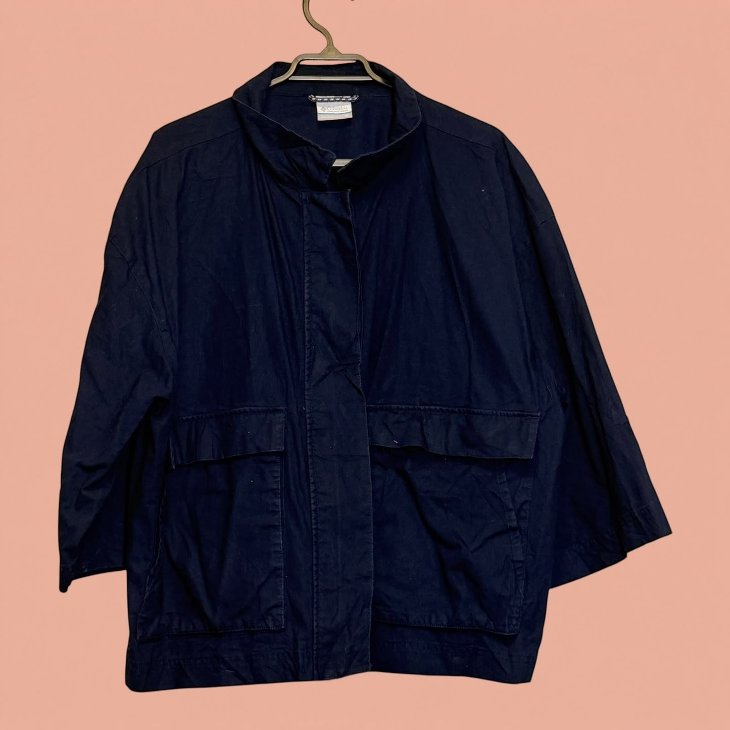 Chaqueta Columbia azul marino de segunda mano con cuello alto y bolsillos frontales de Tuclosetrenovado.cl