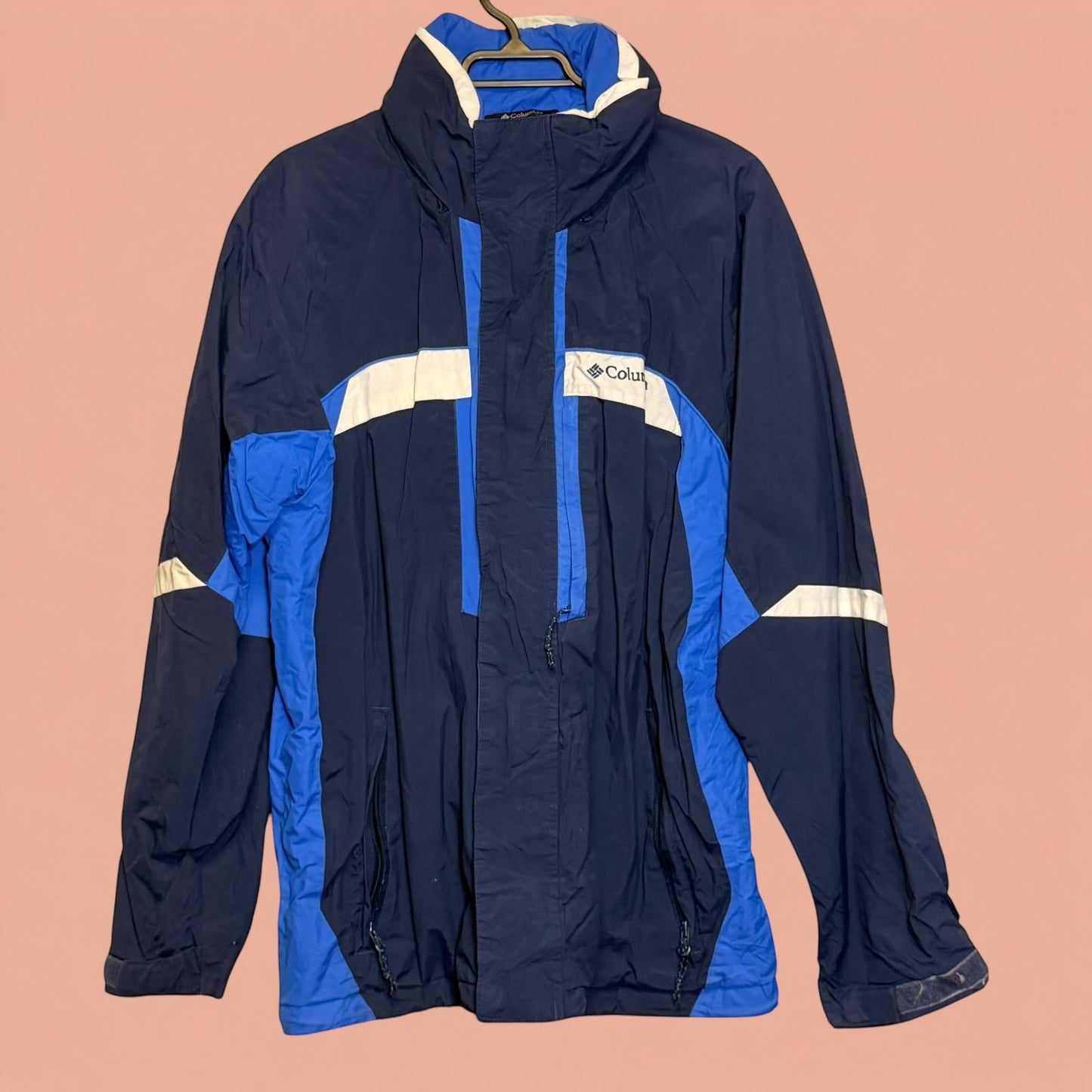 Chaqueta cortavientos Columbia de Tuclosetrenovado.cl en azul marino y azul brillante con detalles en blanco