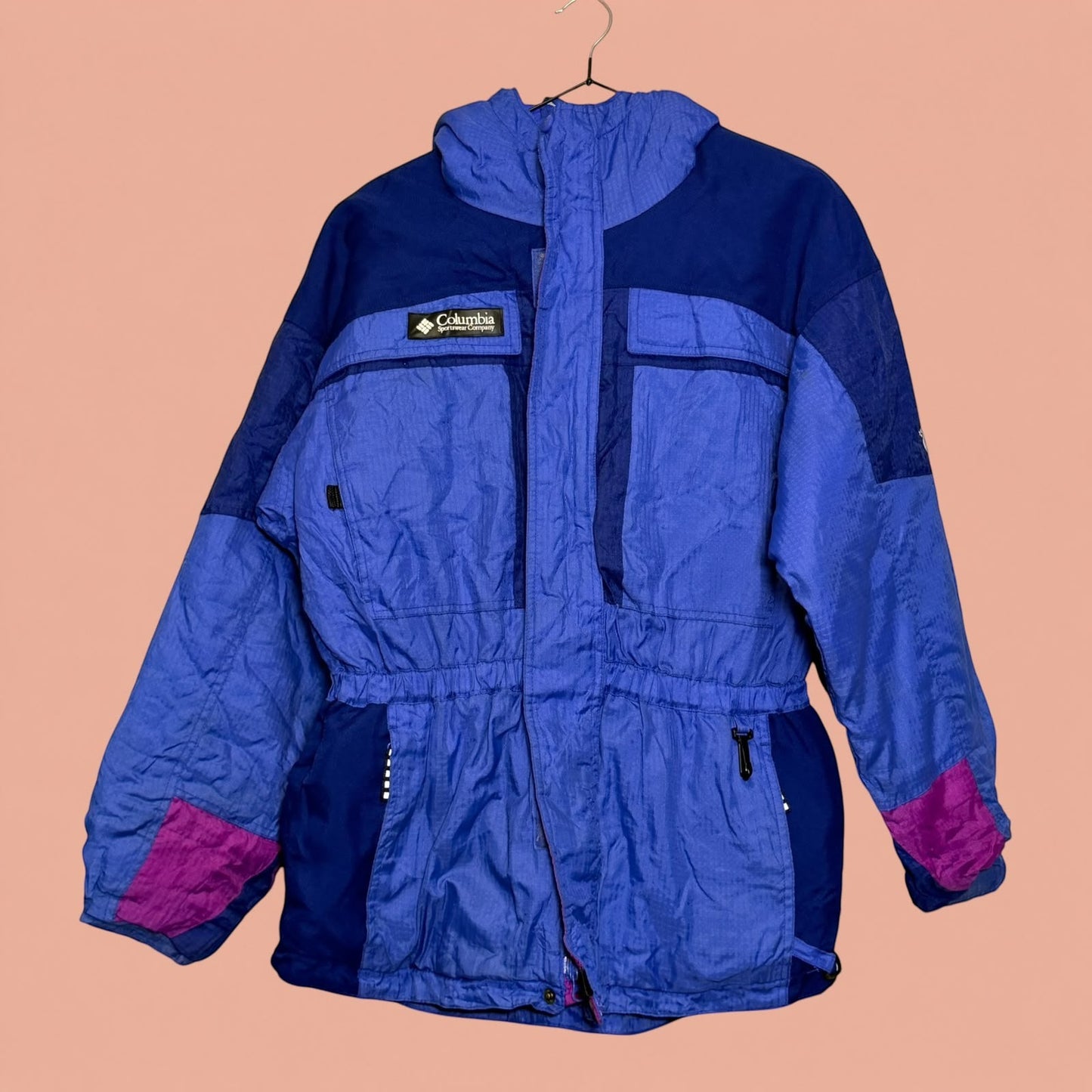 Chaqueta Columbia de segunda mano en tonos azul y morado con diseño técnico de Tuclosetrenovado.cl