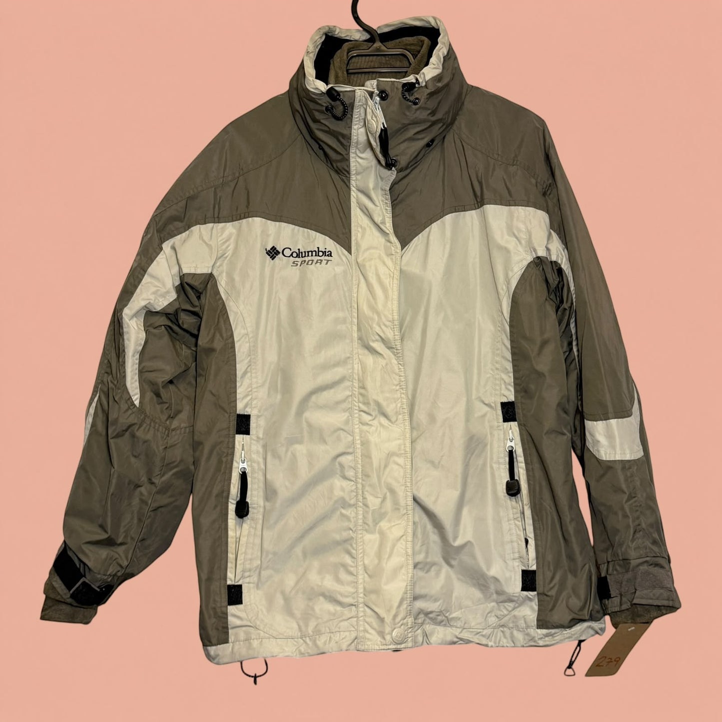 Chaqueta Columbia Sport de segunda mano en tonos beige y marrón con cierre frontal y bolsillos de Tuclosetrenovado.cl