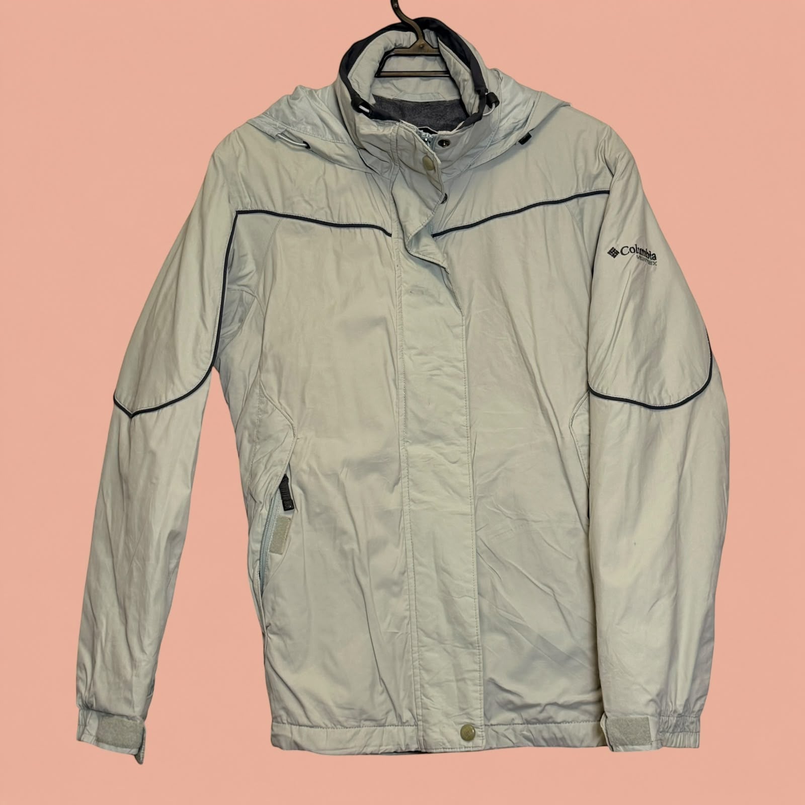 Chaqueta Columbia de segunda mano color beige con capucha y detalles en negro de Tuclosetrenovado.cl