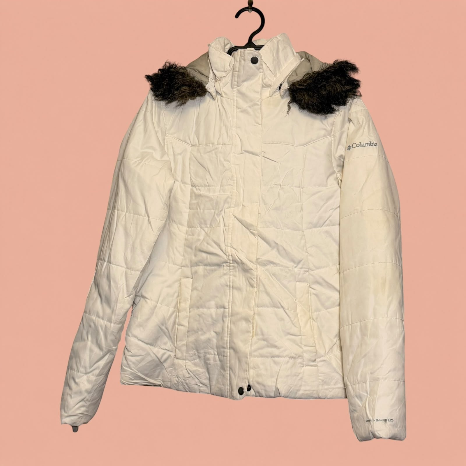 Chaqueta acolchada blanca Columbia de Tuclosetrenovado.cl con capucha de piel sintética y tecnología Omni-Shield