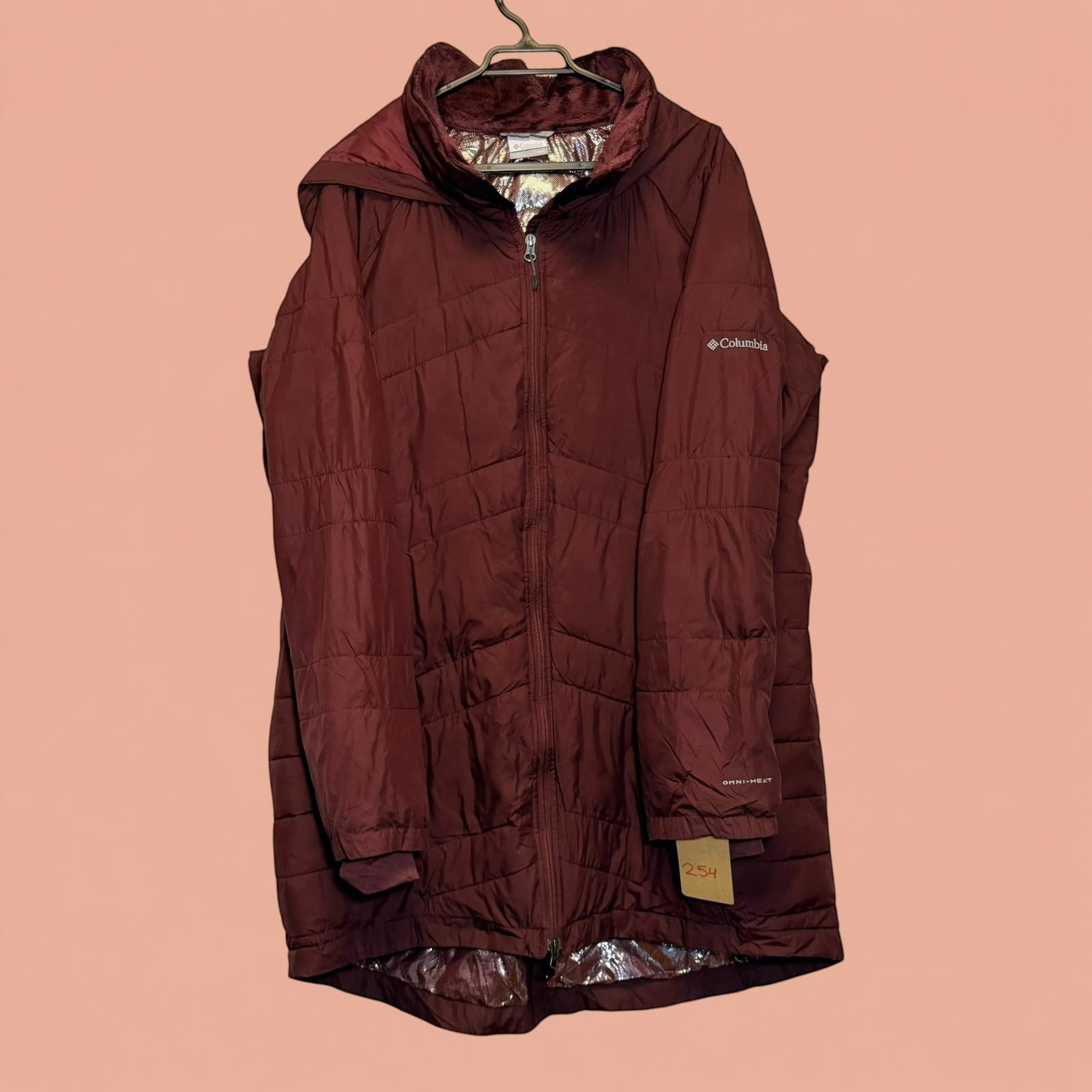 Chaqueta Columbia burdeos con tecnología Omni-Heat de Tuclosetrenovado.cl, diseño acolchado con capucha y cierre.