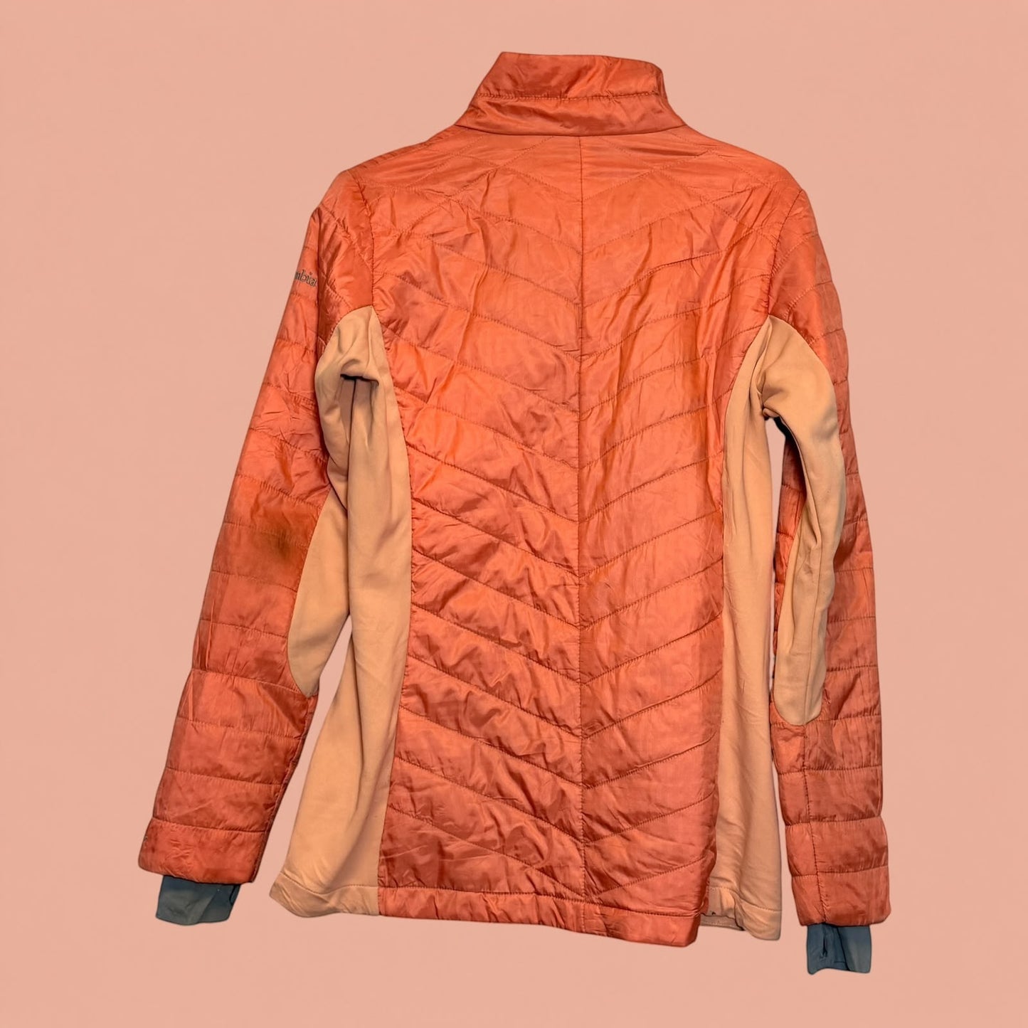 Chaqueta acolchada Columbia de segunda mano en color coral con paneles laterales, disponible en Tuclosetrenovado.cl