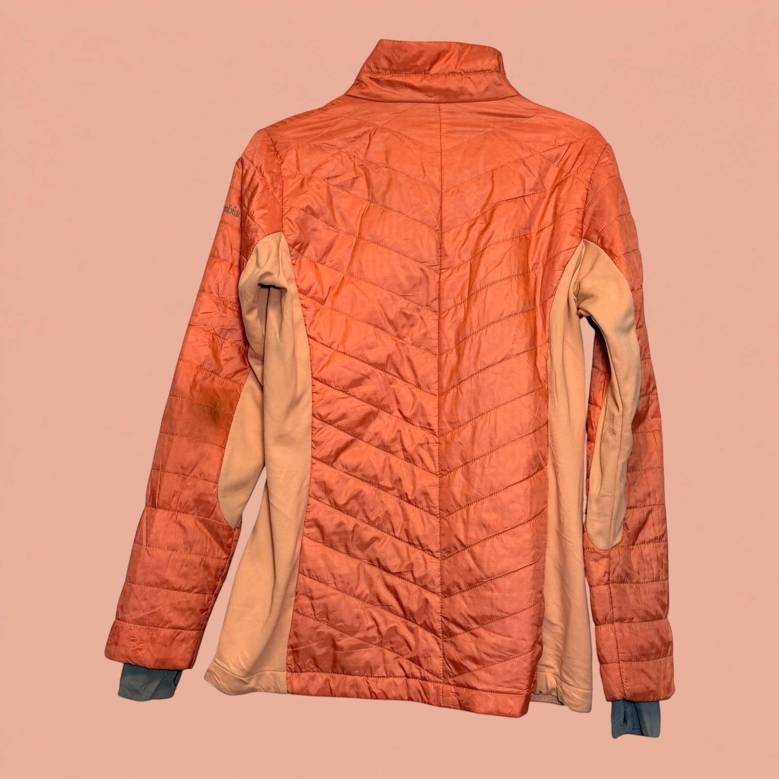 Chaqueta acolchada Columbia de segunda mano en color coral con paneles laterales, disponible en Tuclosetrenovado.cl