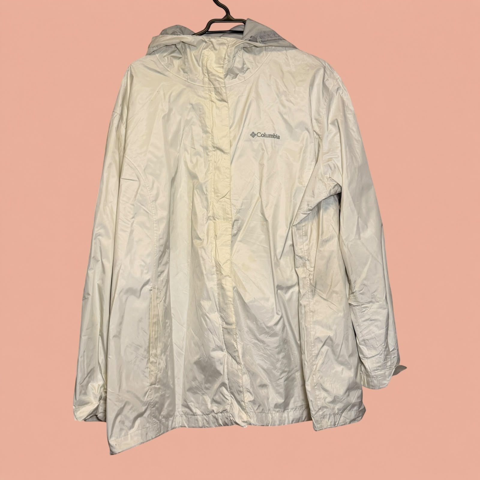 Chaqueta impermeable Columbia de segunda mano color crema para hombre de Tuclosetrenovado.cl con capucha