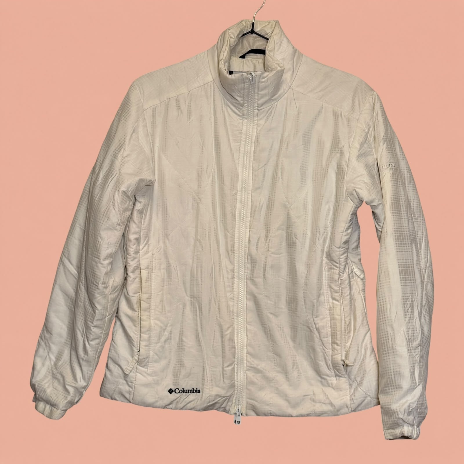 Chaqueta Columbia de segunda mano en color crema con cierre frontal y diseño texturizado de Tuclosetrenovado.cl