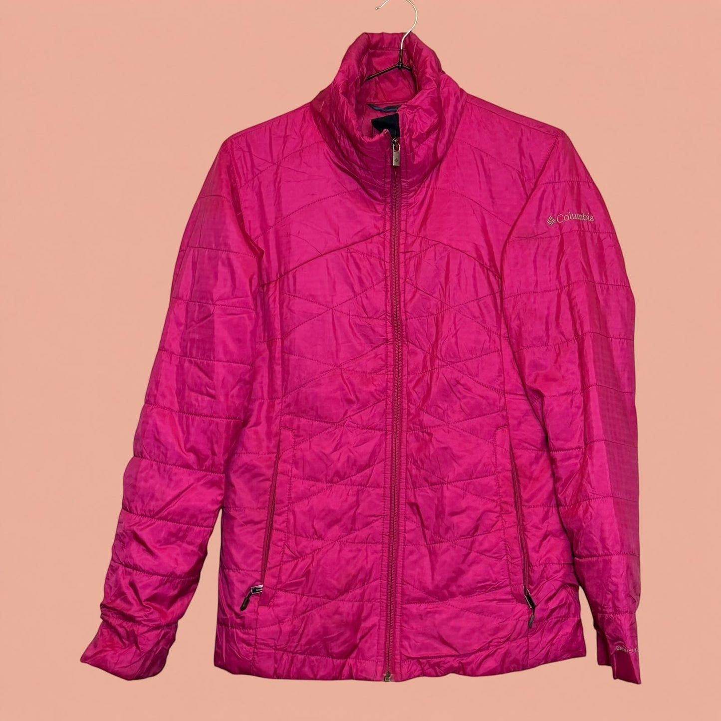 Chaqueta acolchada Columbia de color fucsia vibrante con cierre frontal, disponible en Tuclosetrenovado.cl