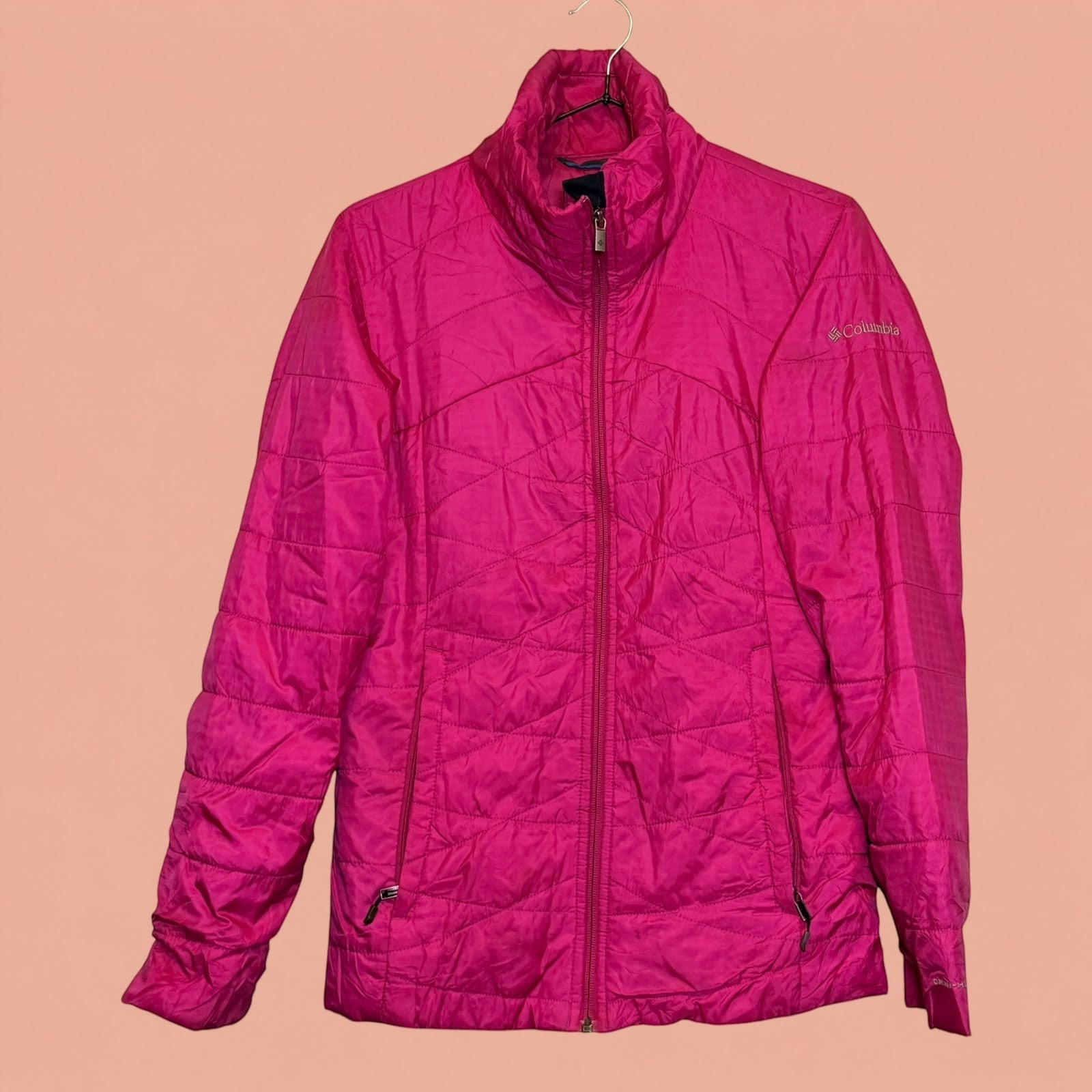 Chaqueta acolchada Columbia de color fucsia vibrante con cierre frontal, disponible en Tuclosetrenovado.cl
