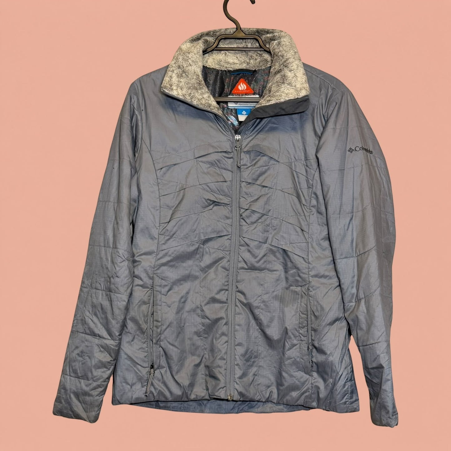 Chaqueta Columbia gris de segunda mano con cuello de pelo sintético y cierre frontal, de Tuclosetrenovado.cl