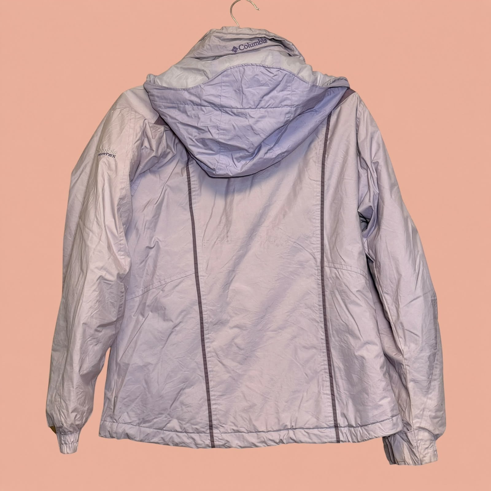 Chaqueta Columbia de segunda mano en color lila con capucha, disponible en Tuclosetrenovado.cl