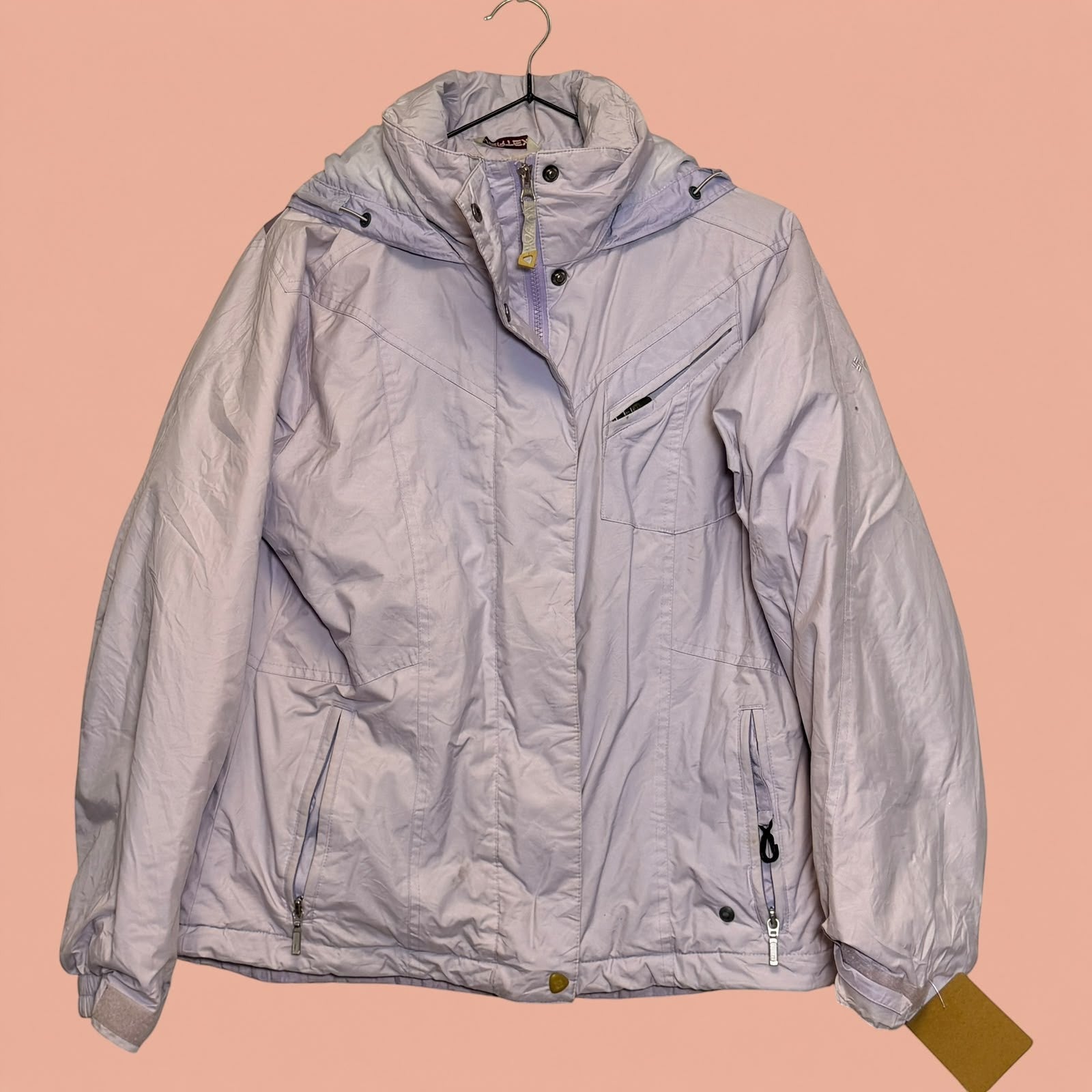 Chaqueta Columbia color lila de segunda mano disponible en Tuclosetrenovado.cl con capucha y cremalleras frontales