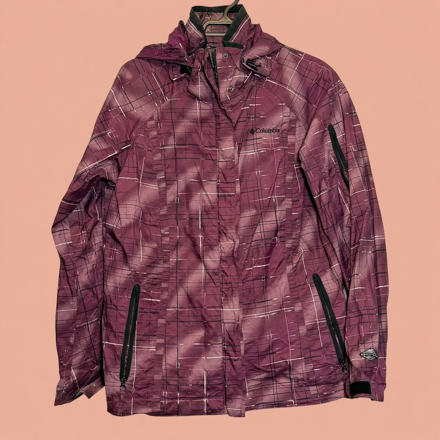 Chaqueta Columbia de segunda mano en color morado con estampado de cuadros y capucha, de Tuclosetrenovado.cl