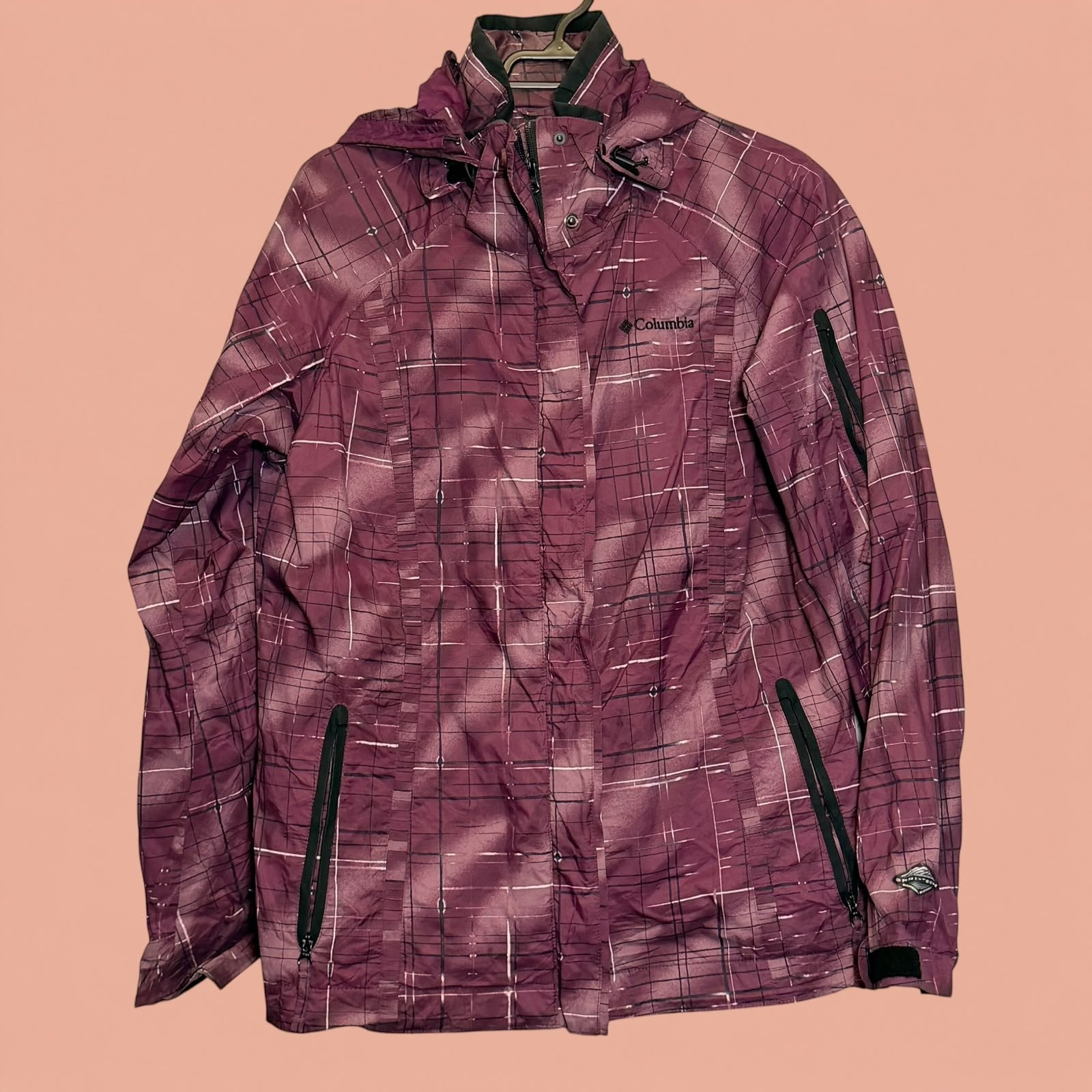 Chaqueta Columbia de segunda mano en color morado con estampado de cuadros y capucha, de Tuclosetrenovado.cl