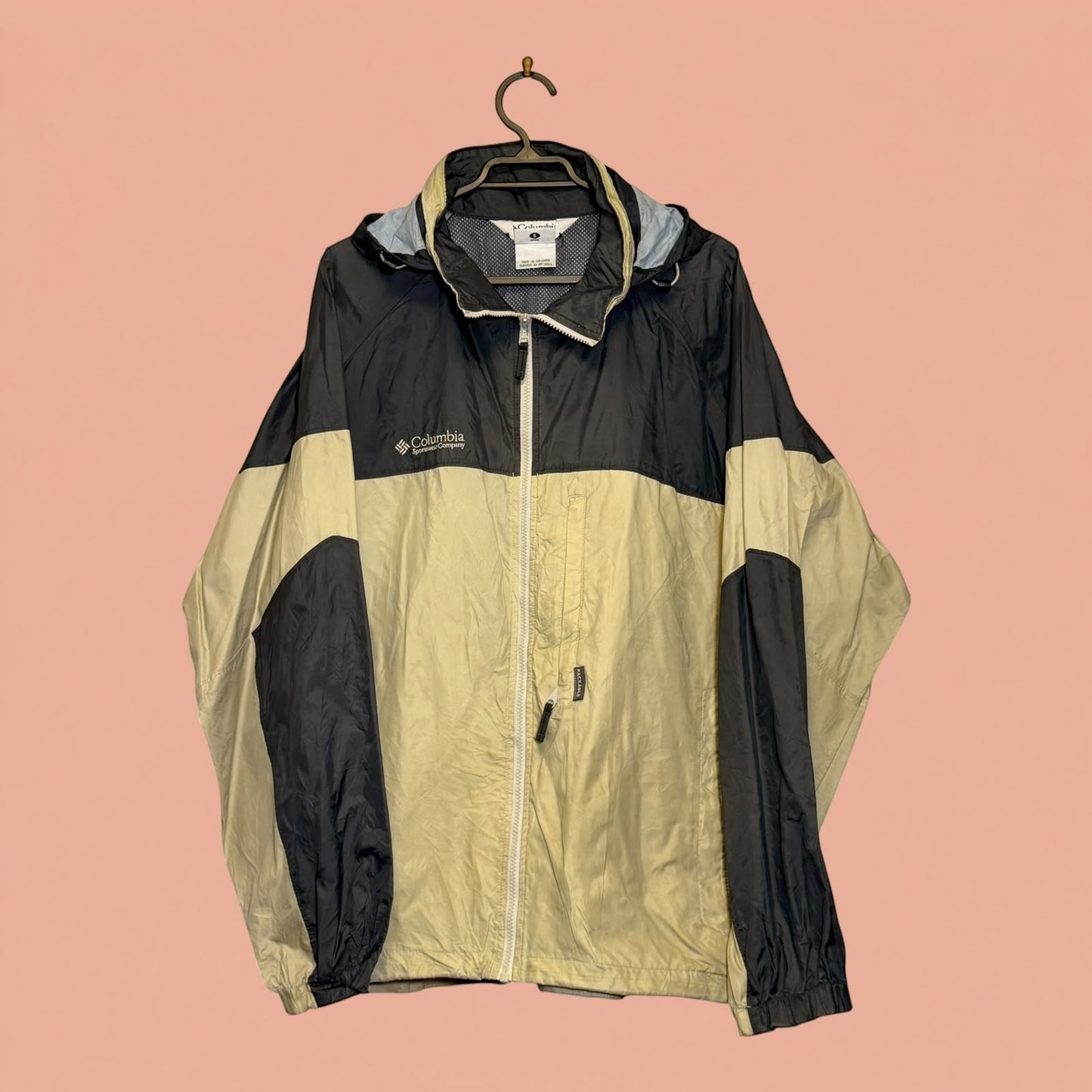 Chaqueta cortavientos Columbia de Tuclosetrenovado.cl en color negro y beige con cierre frontal y capucha