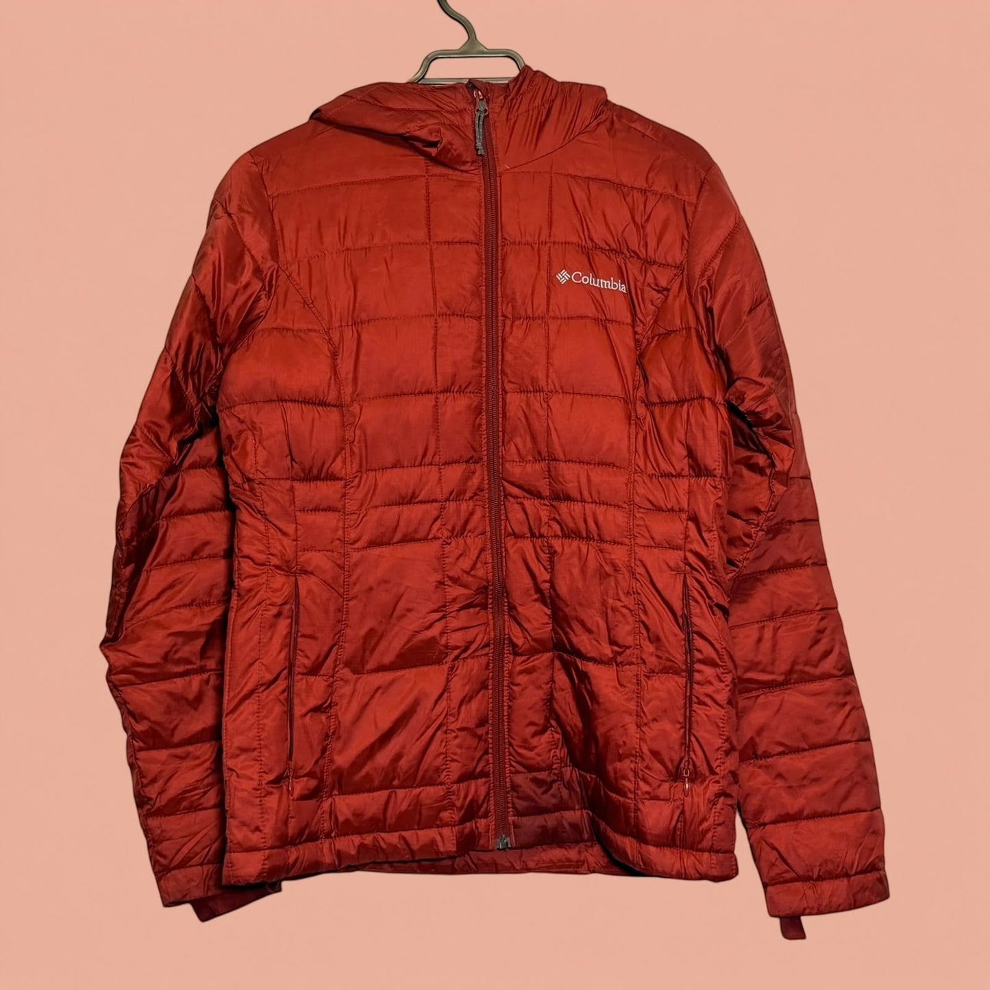 Chaqueta acolchada roja Columbia de Tuclosetrenovado.cl con capucha y cierre frontal, estilo deportivo de segunda mano