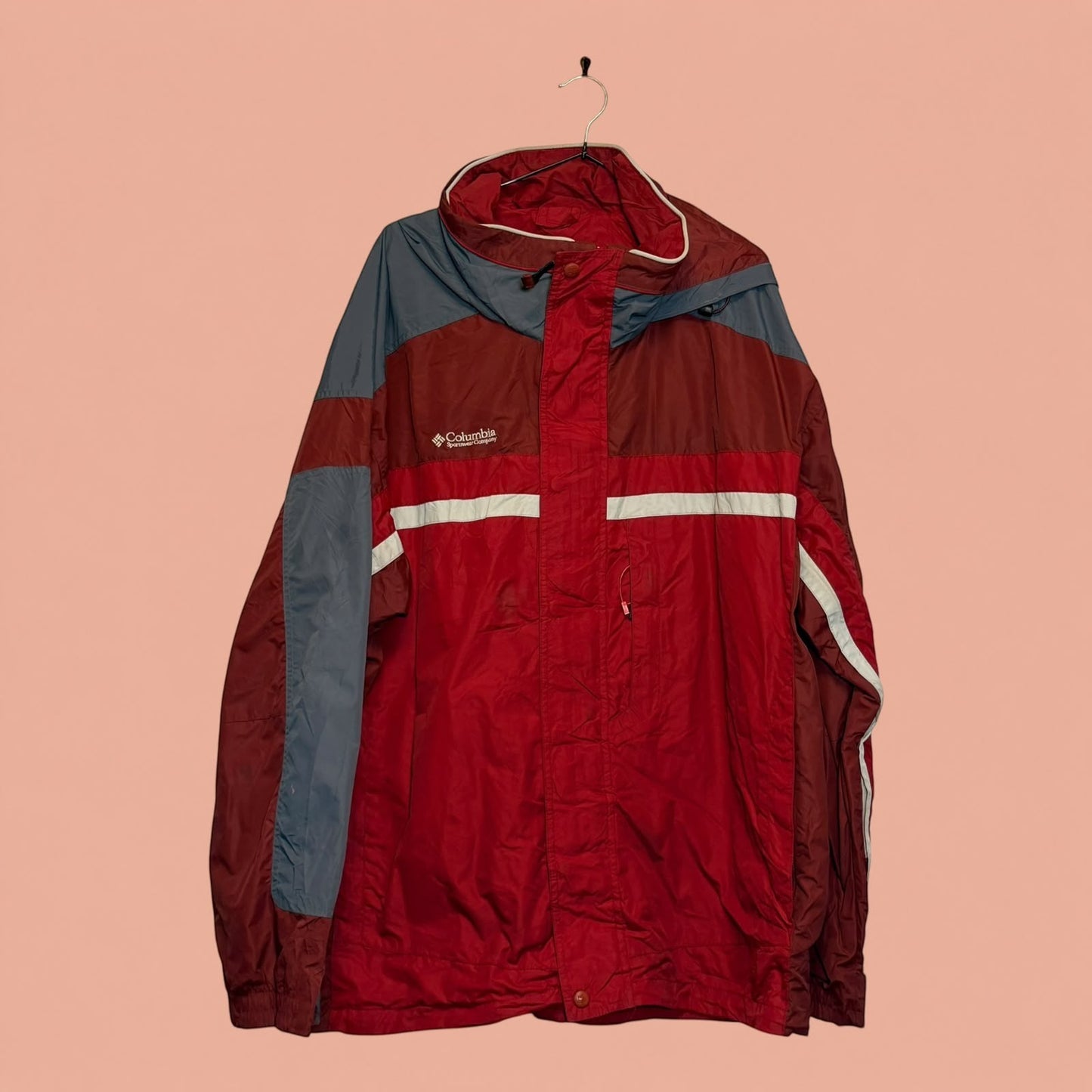 Chaqueta cortavientos Columbia de Tuclosetrenovado.cl en colores rojo, gris y blanco, estilo deportivo para hombre.