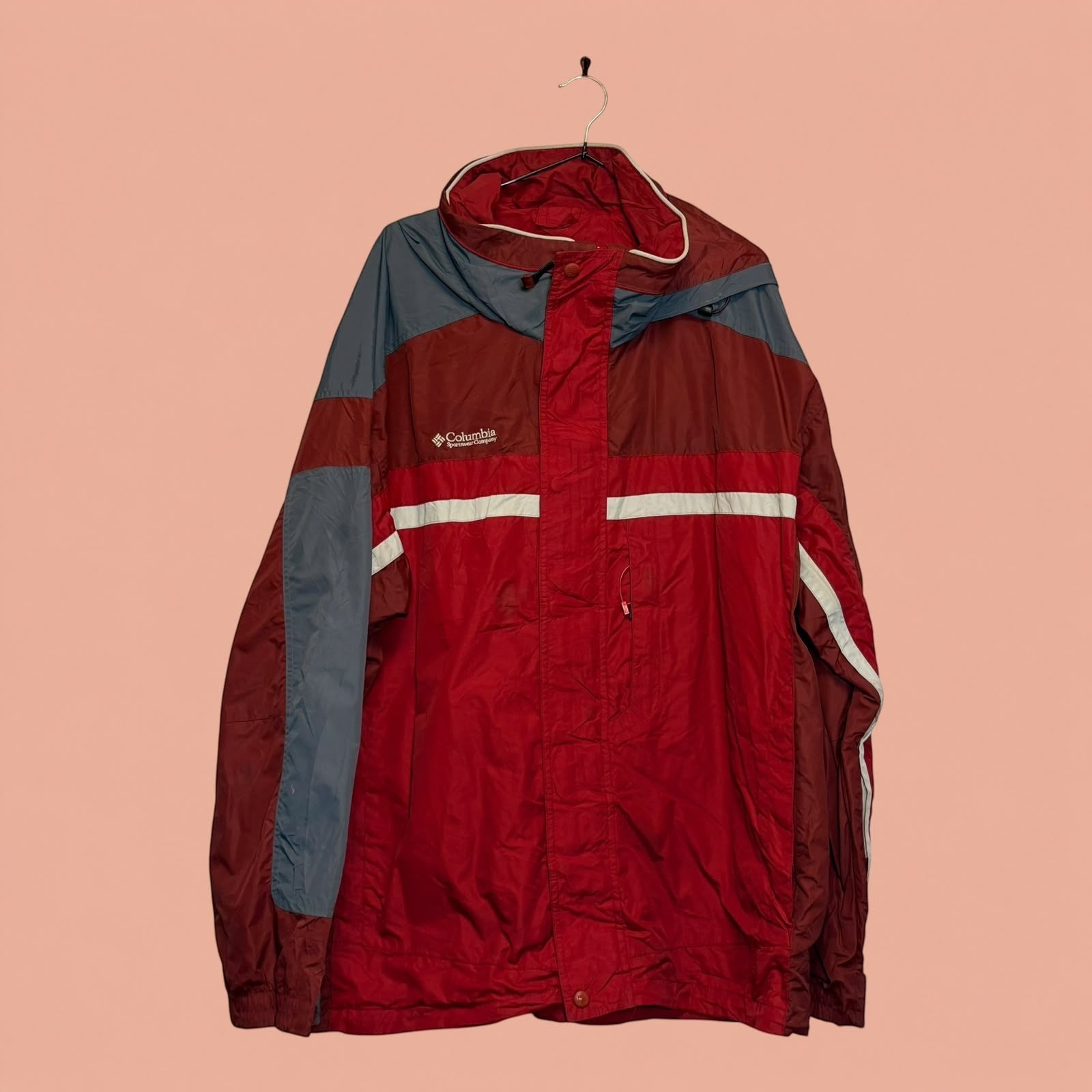 Chaqueta cortavientos Columbia de Tuclosetrenovado.cl en colores rojo, gris y blanco, estilo deportivo para hombre.