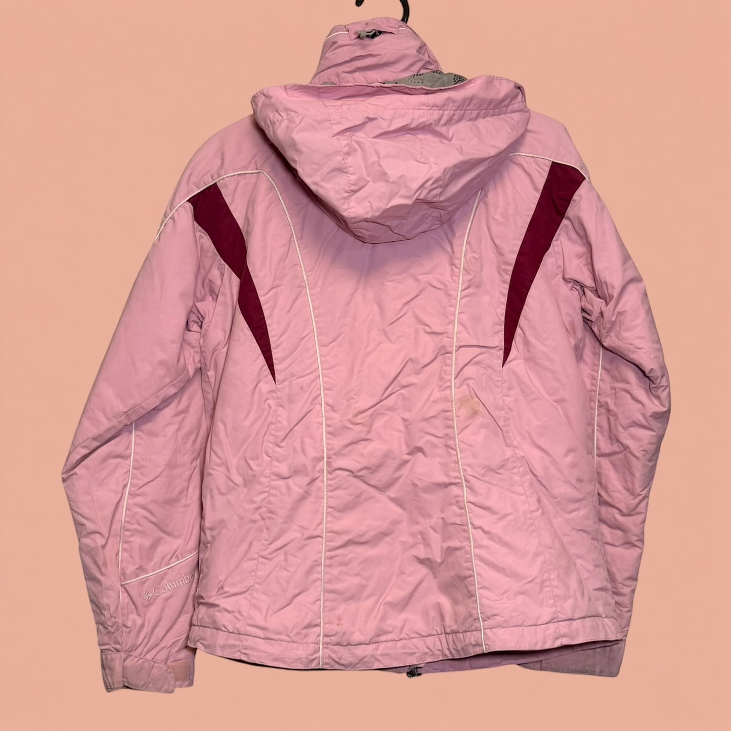 Chaqueta Columbia de segunda mano color rosa con capucha y detalles en granate de Tuclosetrenovado.cl
