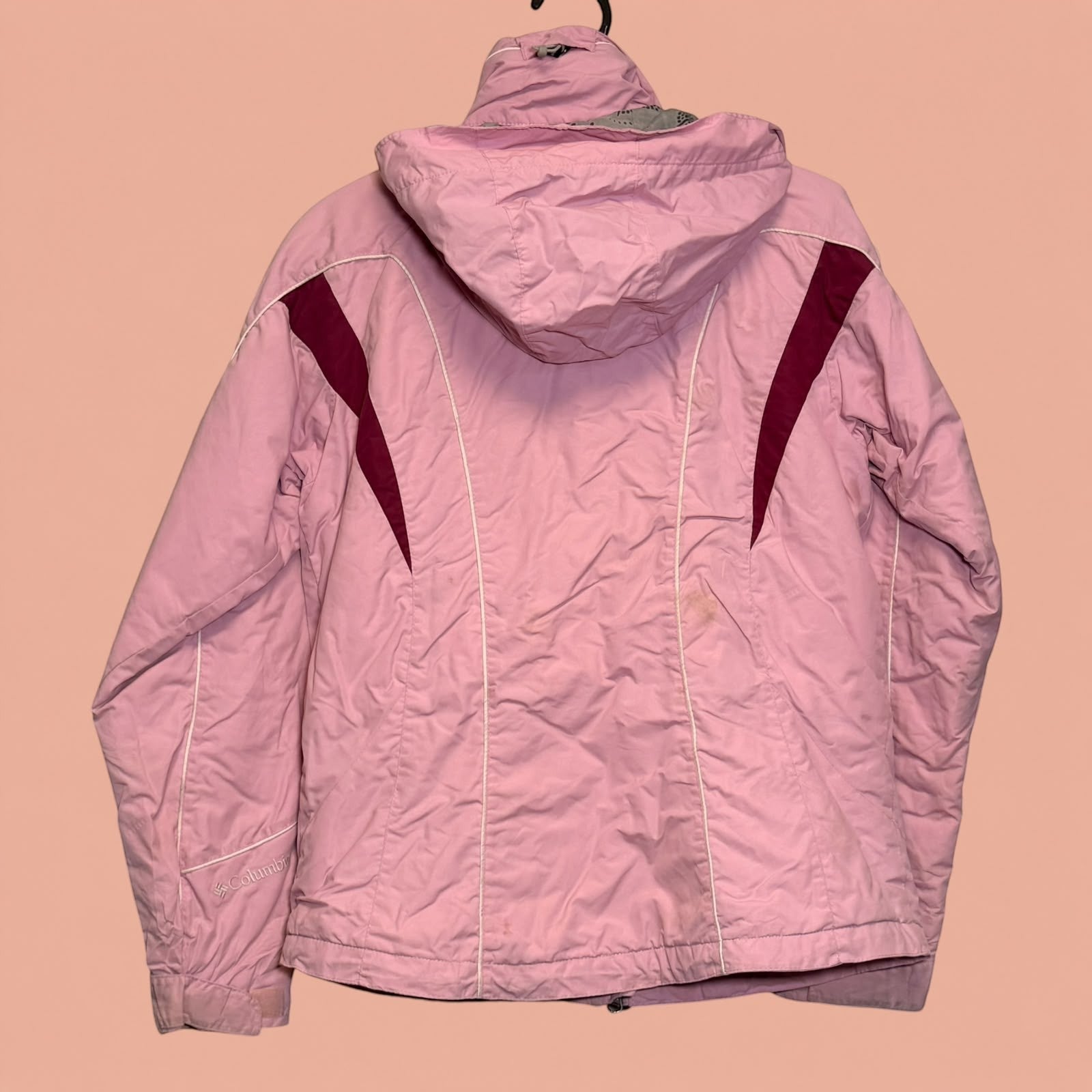 Chaqueta Columbia de segunda mano color rosa con capucha y detalles en granate de Tuclosetrenovado.cl