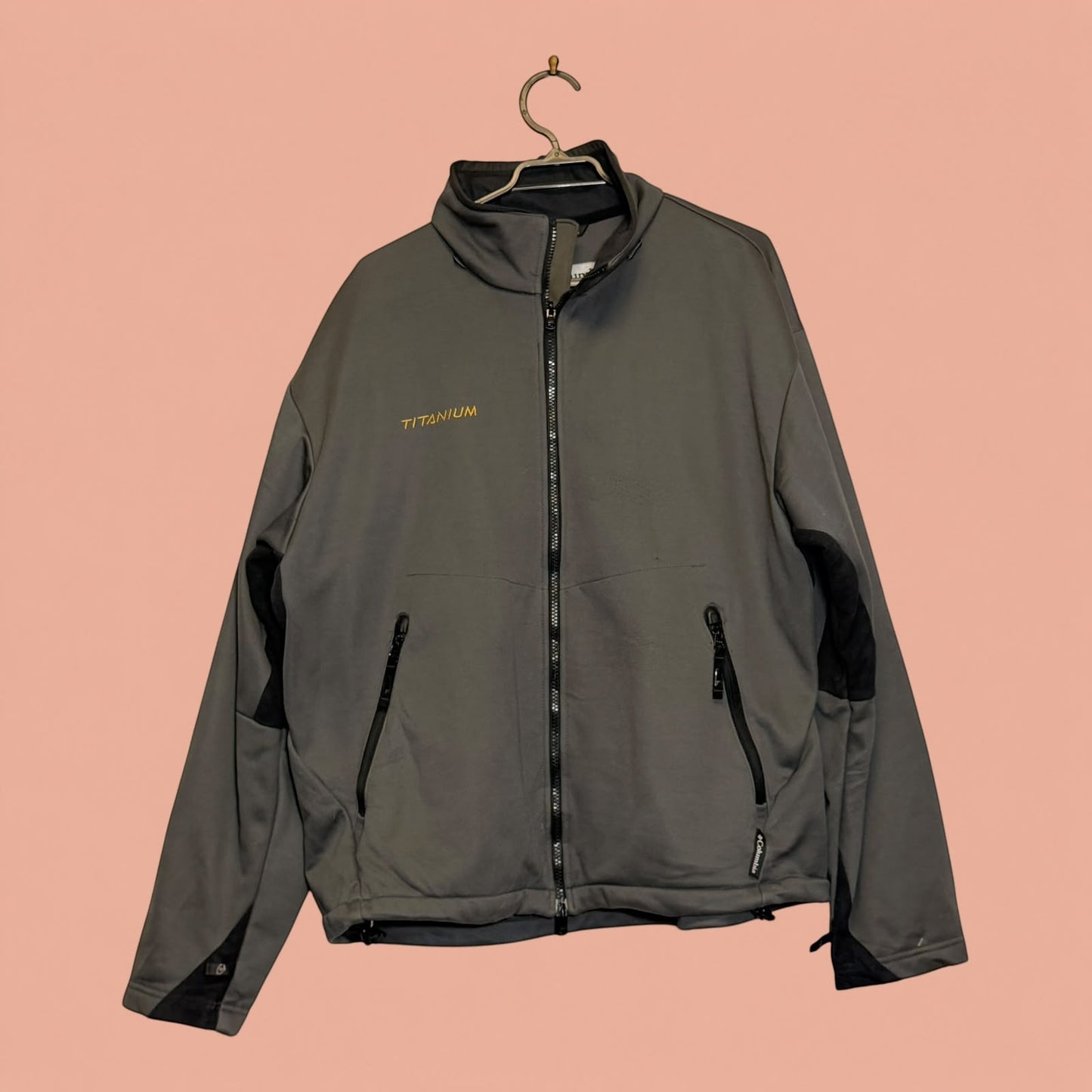 Chaqueta técnica gris Columbia Titanium de hombre con cremallera frontal, disponible en Tuclosetrenovado.cl