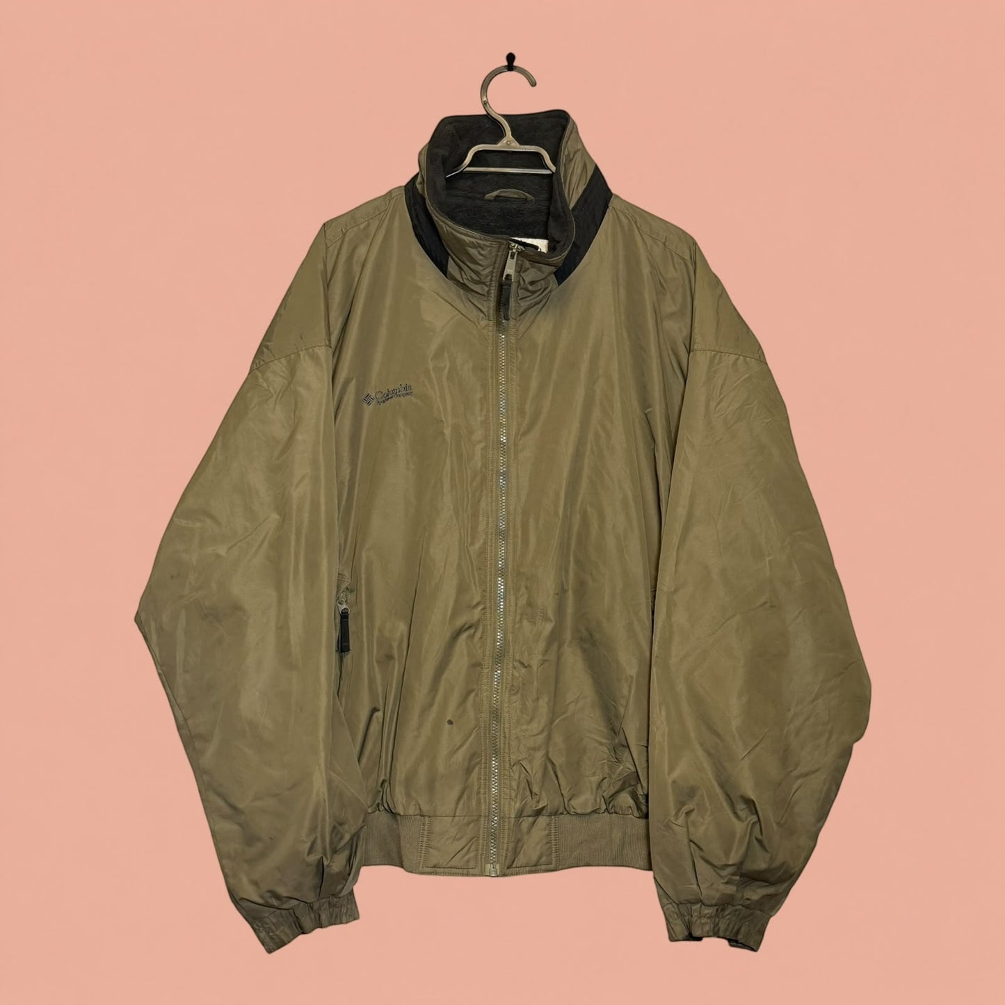 Chaqueta Columbia de hombre color verde oliva con cierre frontal y cuello alto de Tuclosetrenovado.cl