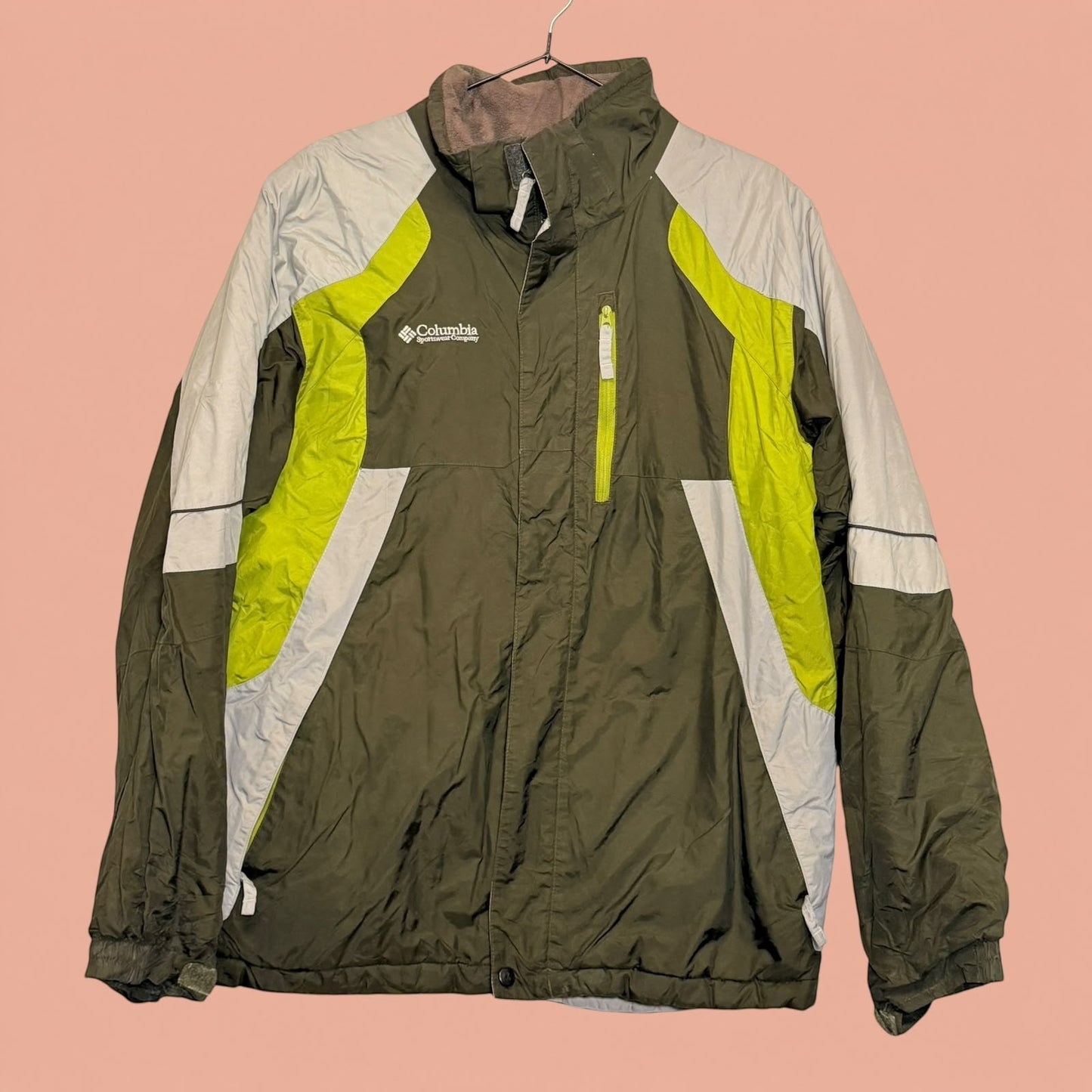 Chaqueta deportiva Columbia de segunda mano en tonos verde oliva, gris y amarillo neón de Tuclosetrenovado.cl